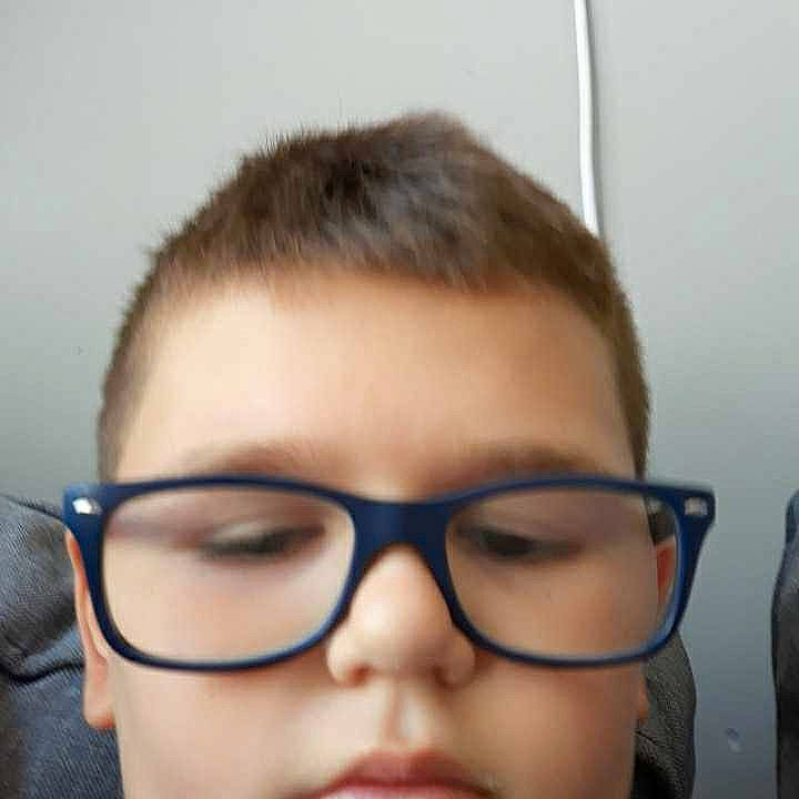 Maila a rejoint le concours — aidez-le/la à gagner de superbes lots ! audio_equipment, black_hair, cheek, chin, ear, eyebrow, eyelash, eyewear, forehead, gadget, gesture, glasses, happy, jaw, lip, mouth, neck, nose, person, skin