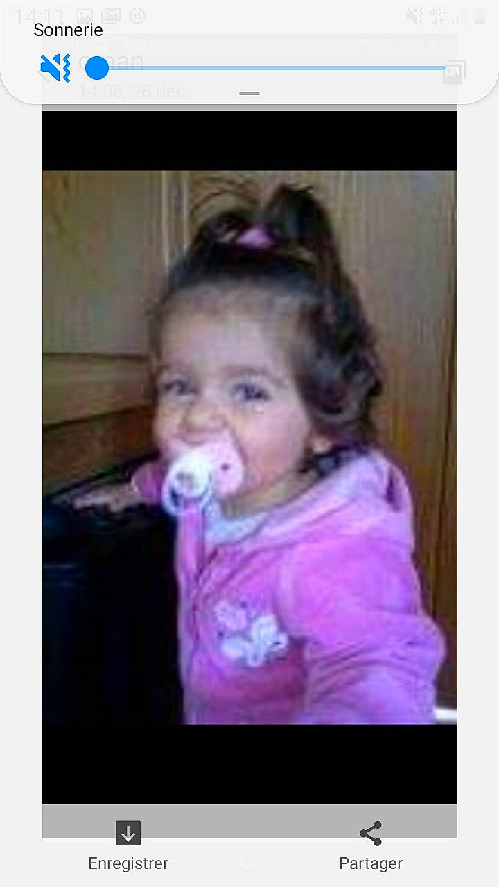 Swana participe au concours pour gagner de l'argent avec cette photo : baby, blond, cheek, child, ear, electric_blue, electronic_device, eyelash, face, happy, iris, jaw, magenta, mouth, nose, person, photo_caption, purple, sleeve, toddler