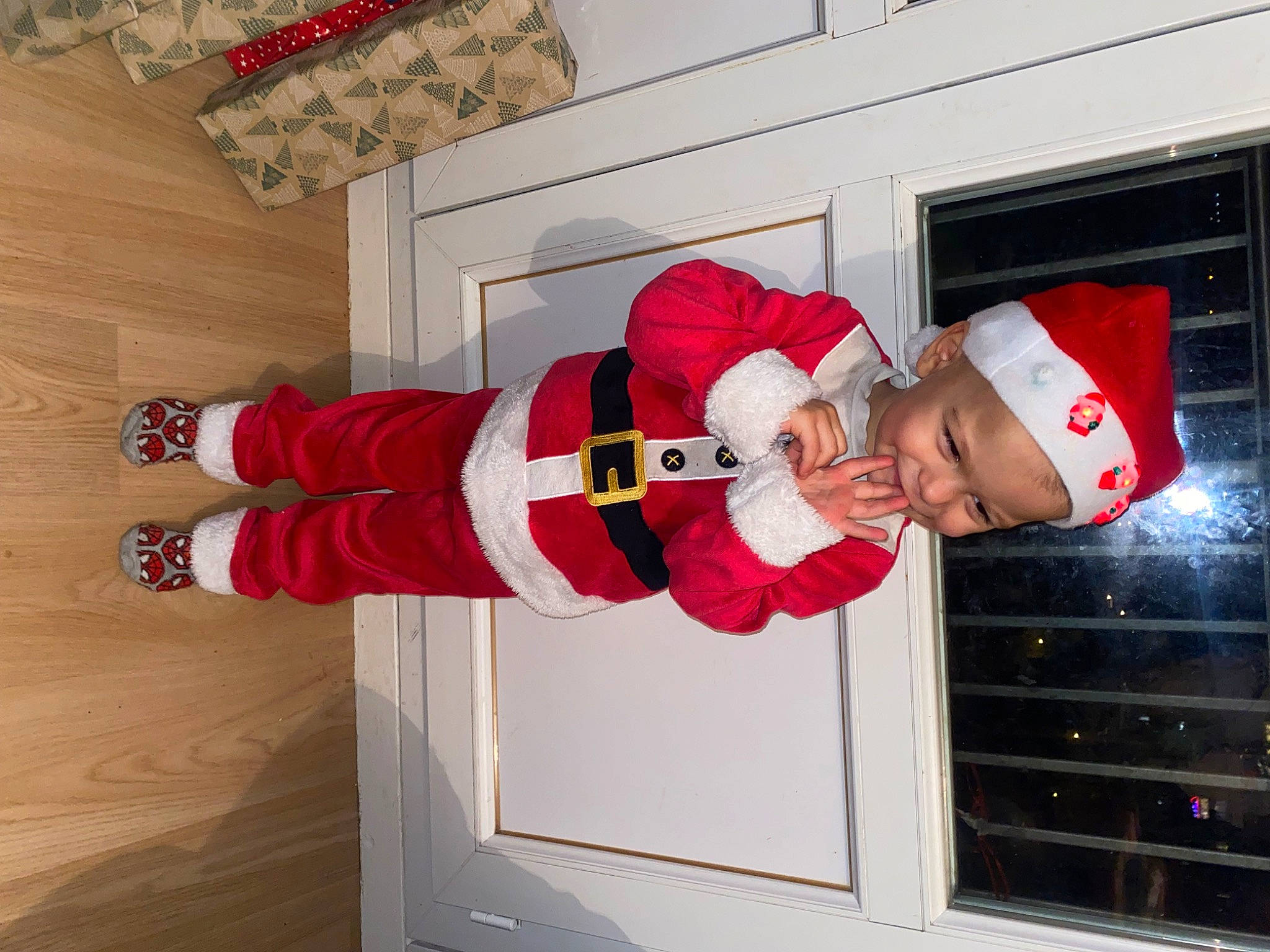 Maylonn participe au concours pour gagner de l'argent avec cette photo : carmine, child, christmas, costume_hat, event, fictional_character, flooring, fun, hardwood, hat, headwear, holiday, joy, person, plant, red, room, santa_claus, smile, tree