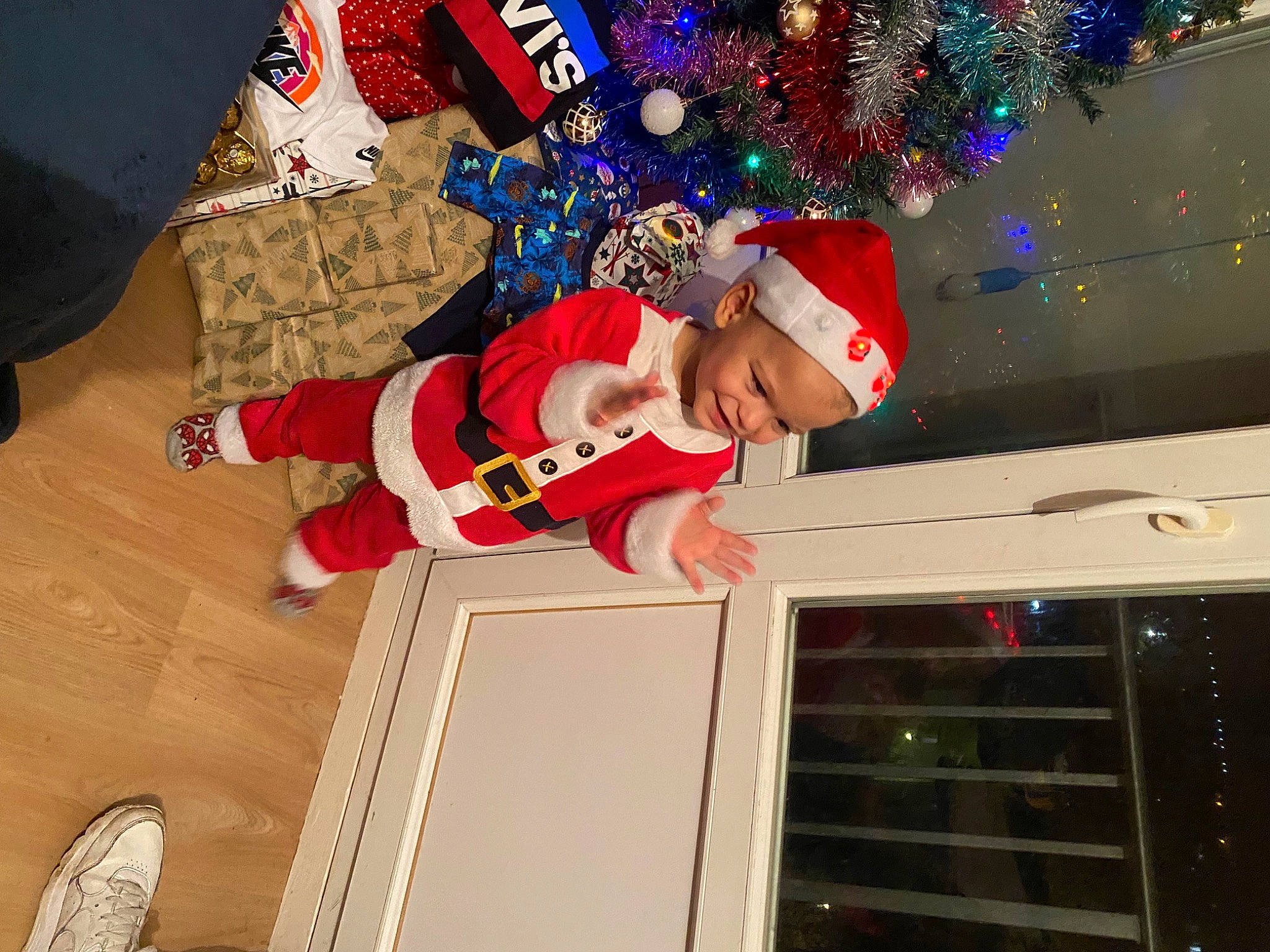 Maylonn participe au concours pour gagner de l'argent avec cette photo : baby_toddler_clothing, carmine, christmas, christmas_decoration, christmas_eve, christmas_tree, costume_hat, event, fictional_character, fun, happy, hat, headwear, holiday, joy, leisure, person, plant, sleeve, sportswear