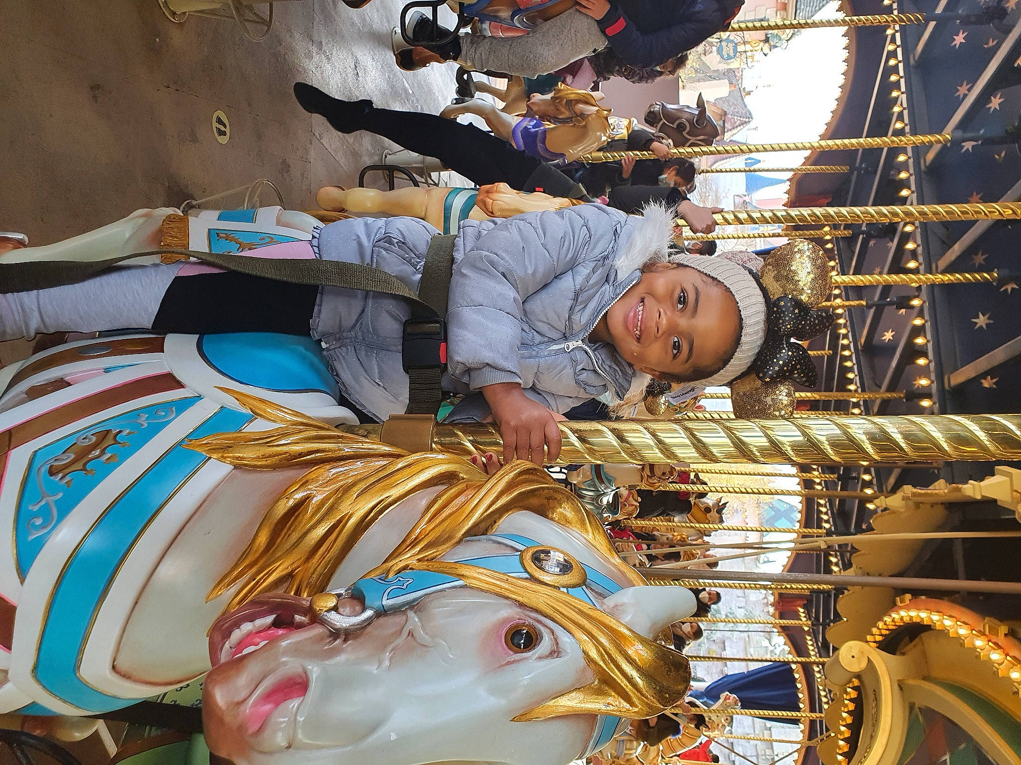 Makéda participe au concours pour gagner de l'argent avec cette photo : amusement_ride, astronaut, auto_part, engineering, fun, hat, joy, leisure, machine, metal, motor_vehicle, person, recreation, smile, space, toddler, white