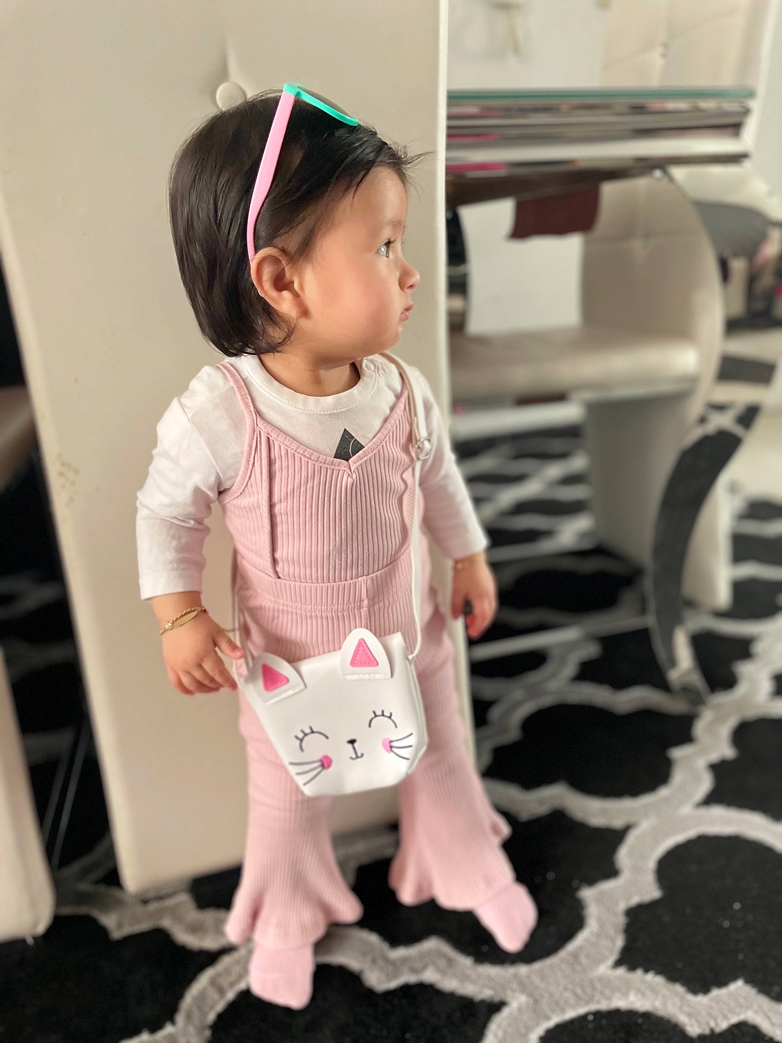 Enissa a rejoint le concours — aidez-le/la à gagner de superbes lots ! baby, baby_toddler_clothing, child, computer_keyboard, dress, fun, hair, happy, head, home_appliance, human_leg, magenta, pattern, people, person, product, room, skin, sleeve, standing