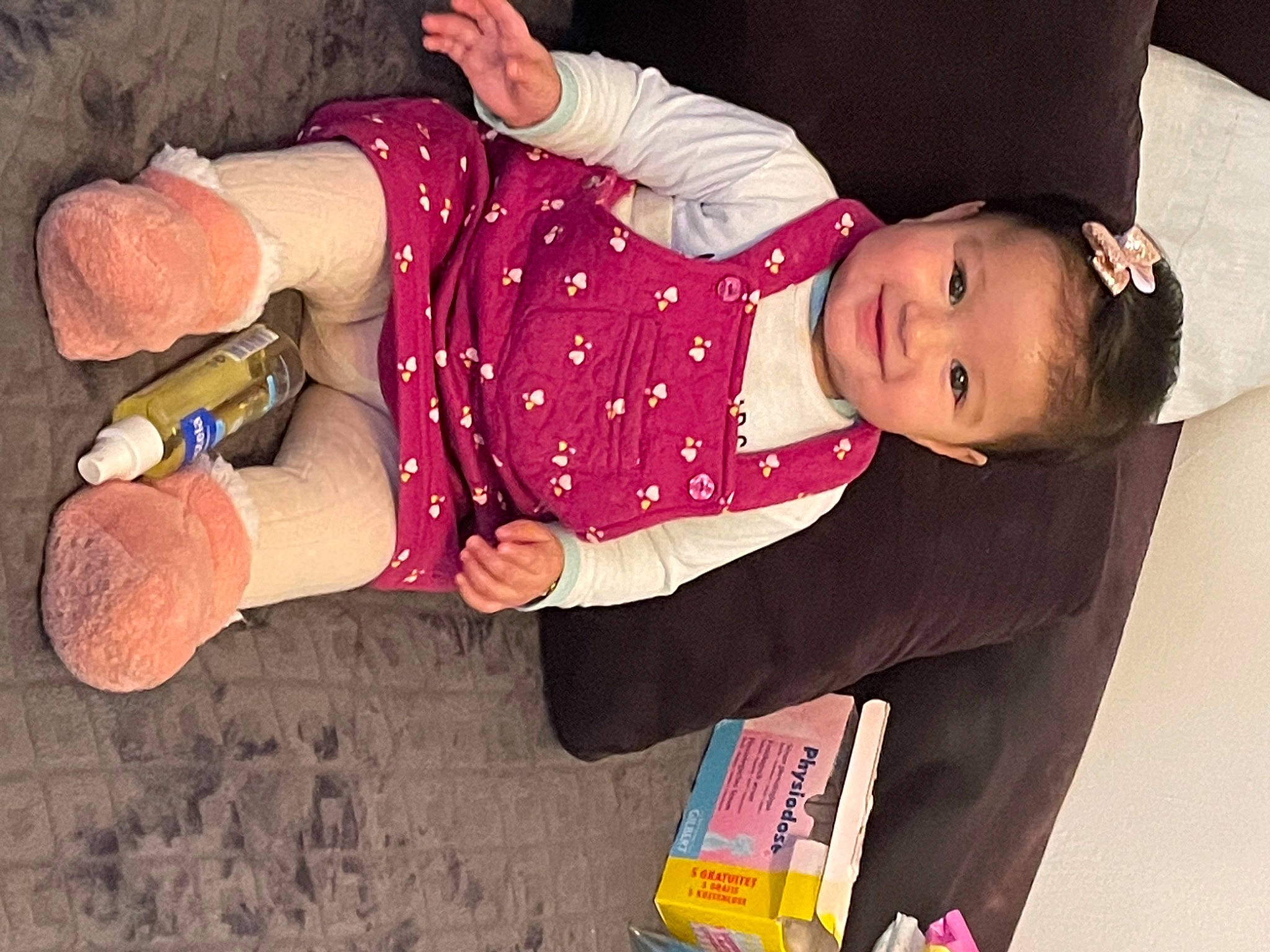 Enissa participe au concours pour gagner de l'argent avec cette photo : arm, baby, baby_products, baby_toddler_clothing, child, comfort, finger, fun, hand, happy, human_leg, joy, knee, leg, pattern, person, pink, sitting, sleeve, thigh