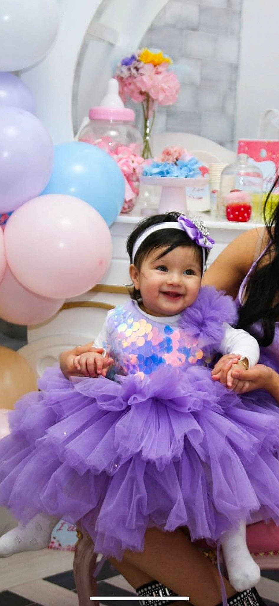 Enissa participe au concours pour gagner de l'argent avec cette photo : balloon, child, community, dress, facial_expression, fun, happy, headgear, headpiece, joy, leisure, magenta, party_supply, person, photograph, pink, purple, recreation, smile, toddler