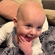 Nathanaël a rejoint le concours — aidez-le/la à gagner de superbes lots ! baby, smiling, blue_eyes, hand, blanket, cozy, couch, pillow, infant, cute, happy, face, skin, apparel, indoor, child, portrait, expression, fingers, soft
