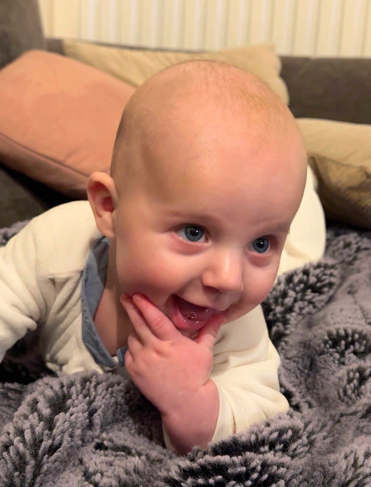 Nathanaël a rejoint le concours — aidez-le/la à gagner de superbes lots ! baby, smiling, blue_eyes, hand, blanket, cozy, couch, pillow, infant, cute, happy, face, skin, apparel, indoor, child, portrait, expression, fingers, soft