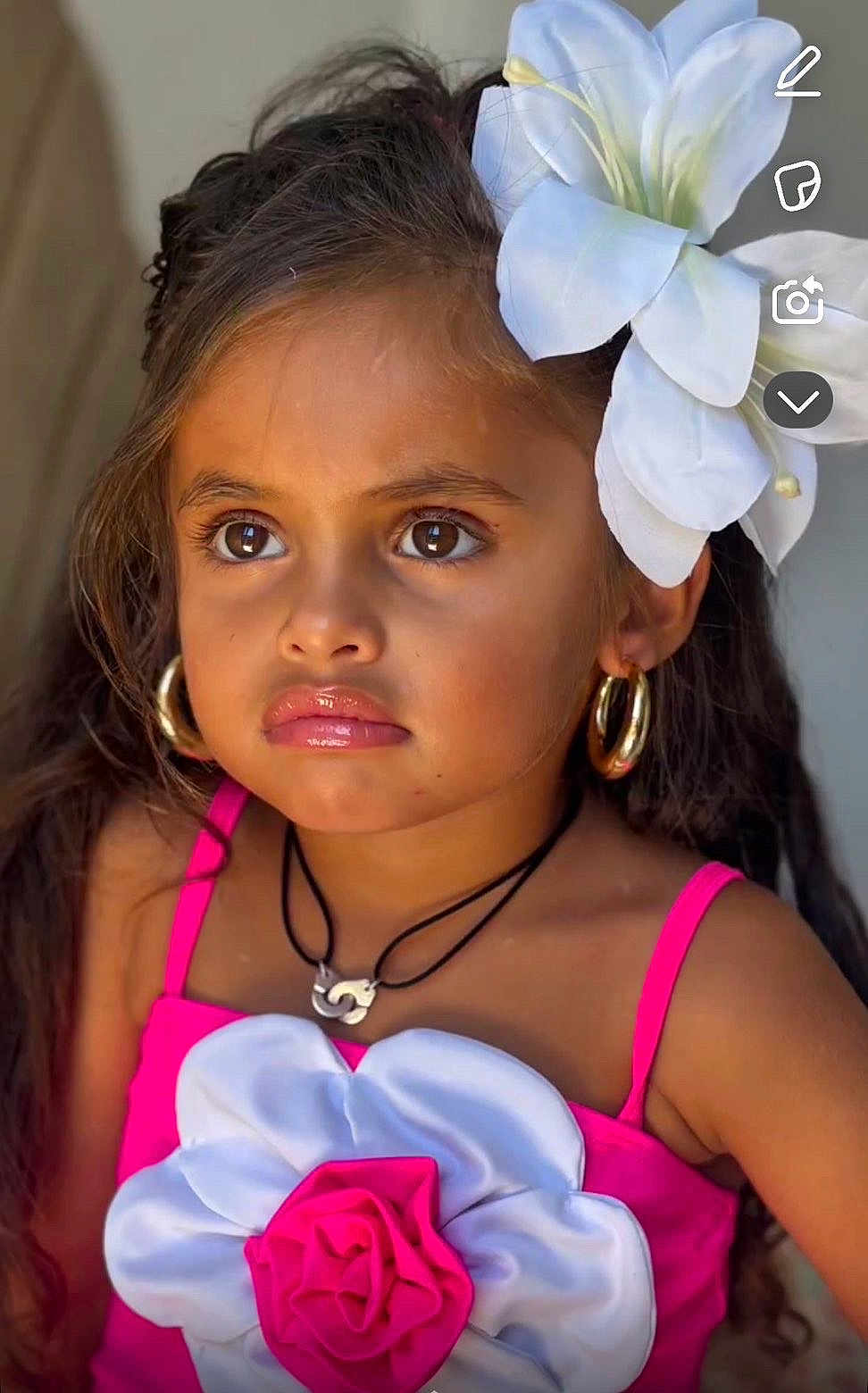 Ancana participe au concours pour gagner de l'argent avec cette photo : child, girl, portrait, white_flower, hair, earrings, necklace, pink_dress, glossy_lips, brown_eyes, tanned_skin, close_up, expression, summer, accessory, flower_hairpiece, stylish, fashion, studio_light, cute
