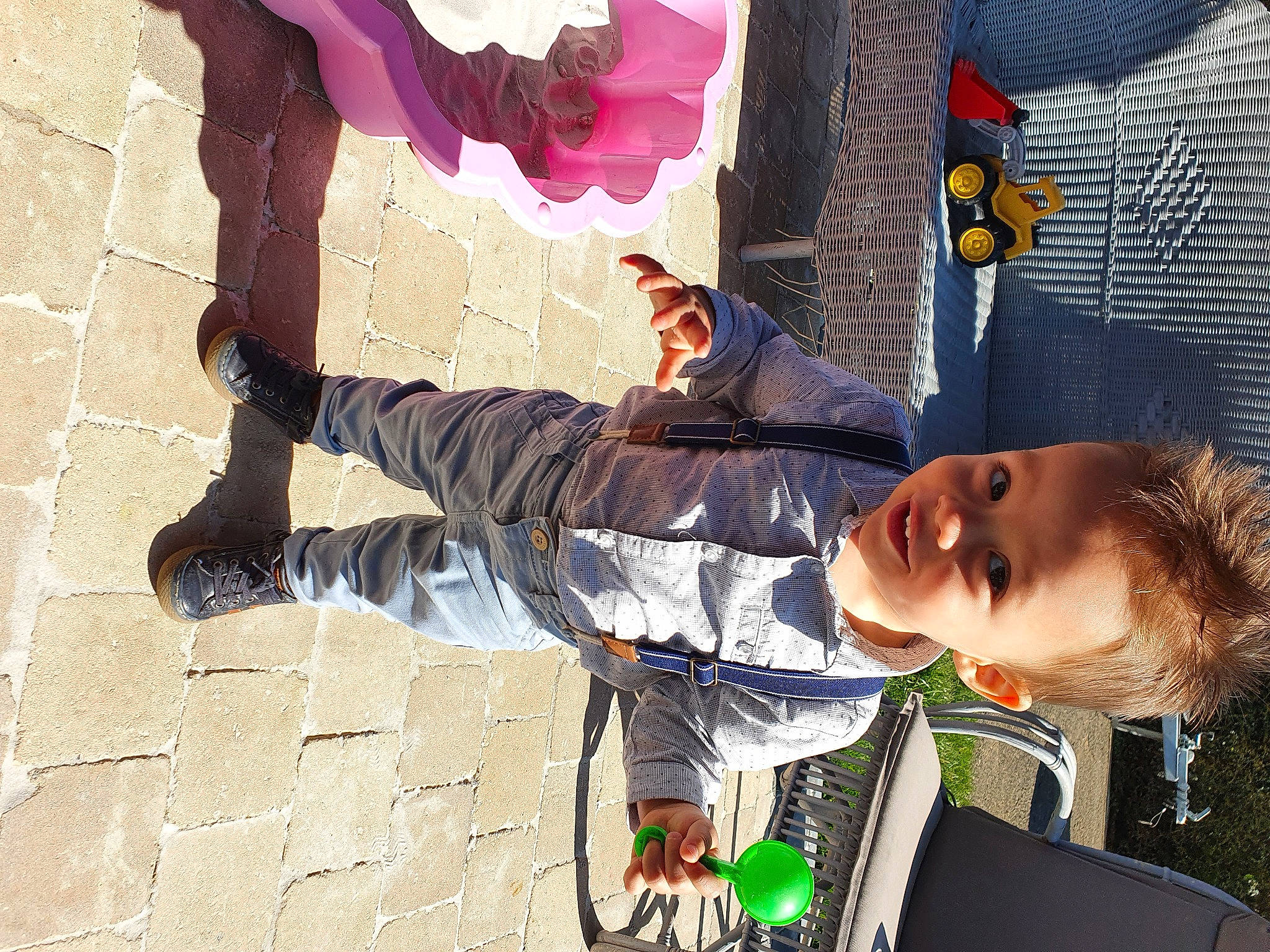 Milan participe au concours pour gagner de l'argent avec cette photo : baby, carmine, child, cool, eyewear, foot, fun, gesture, happy, human_body, human_leg, leisure, pattern, people, person, play, red, street, street_fashion, toddler