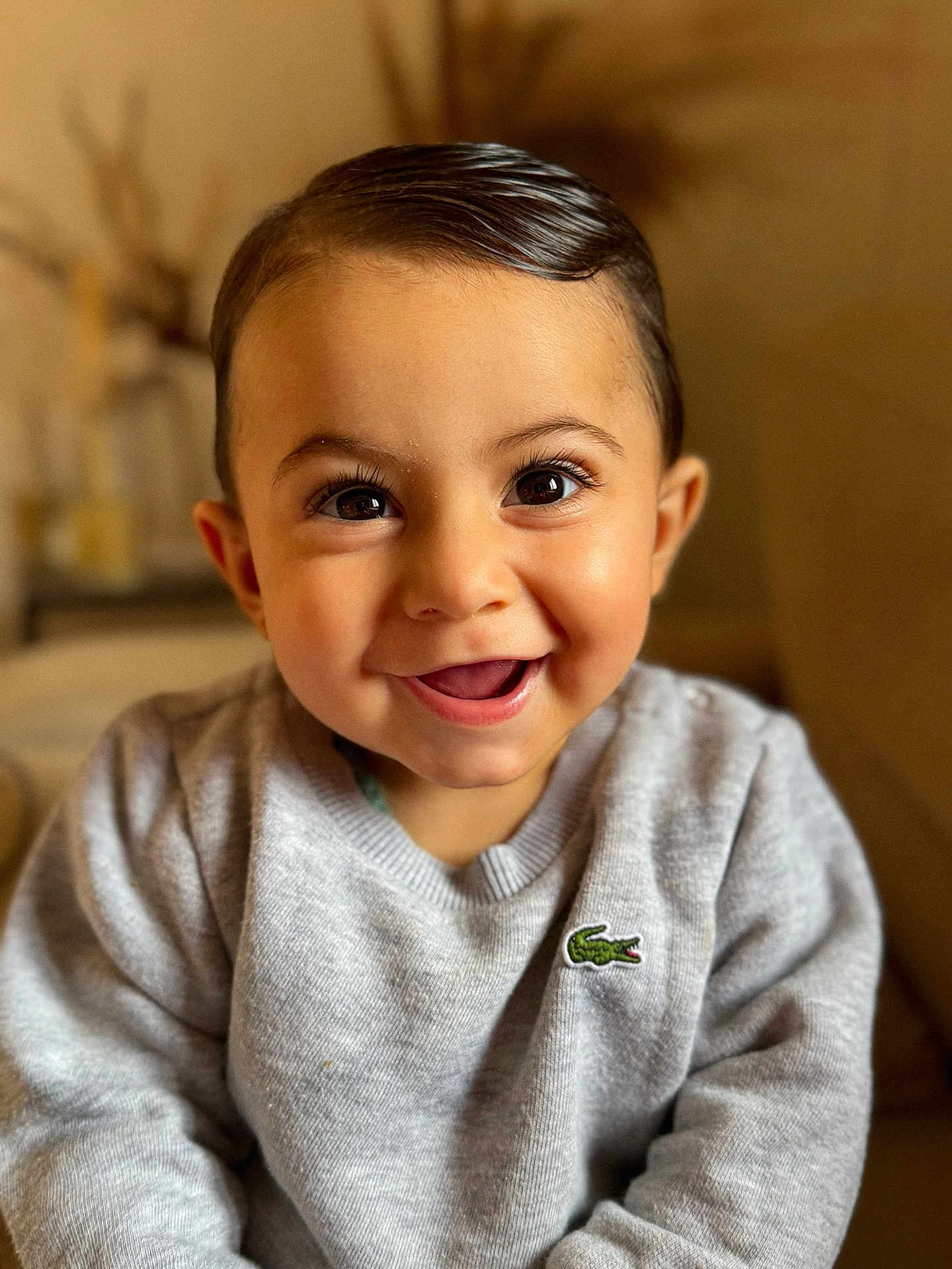 Sohan a rejoint le concours — aidez-le/la à gagner de superbes lots ! toddler, child, smile, happy, face, eyes, hair, sweater, clothing, indoor, portrait, cute, baby, cozy, warm_lighting, person, young_child, apparel, expression, blurred_background