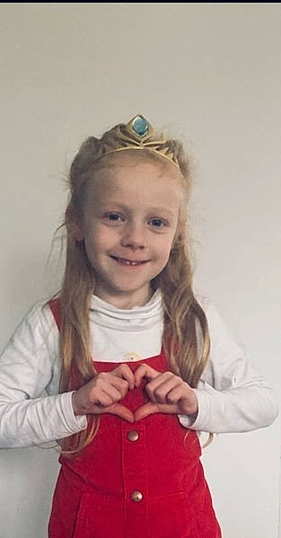 Cloé a rejoint le concours — aidez-le/la à gagner de superbes lots ! arm, blond, cheek, child, clothing, eyebrow, face, fashion_accessory, fun, gesture, goggles, hand, happy, headpiece, iris, joy, lip, person, sleeve, smile