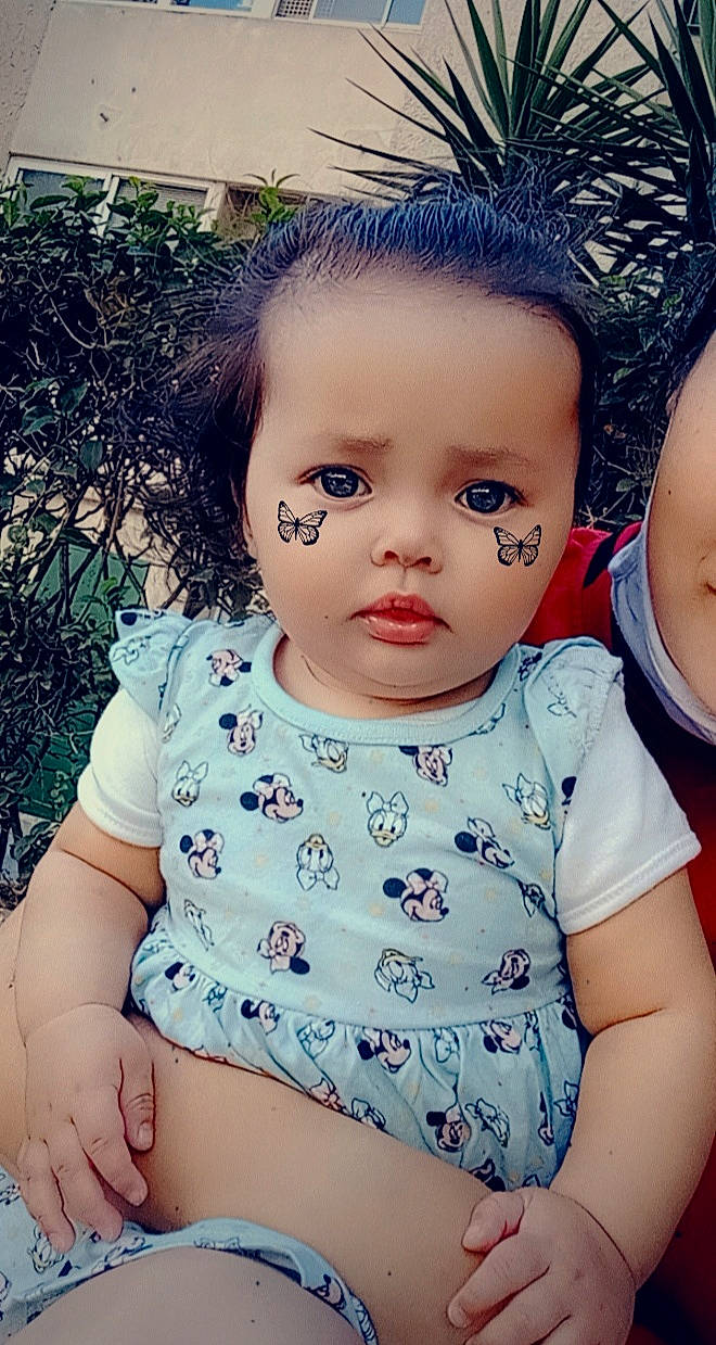 Lilo a rejoint le concours — aidez-le/la à gagner de superbes lots ! baby, beauty, black_hair, cheek, child, chin, eye, face, forehead, happy, head, iris, lip, nose, person, sitting, skin, smile, toddler