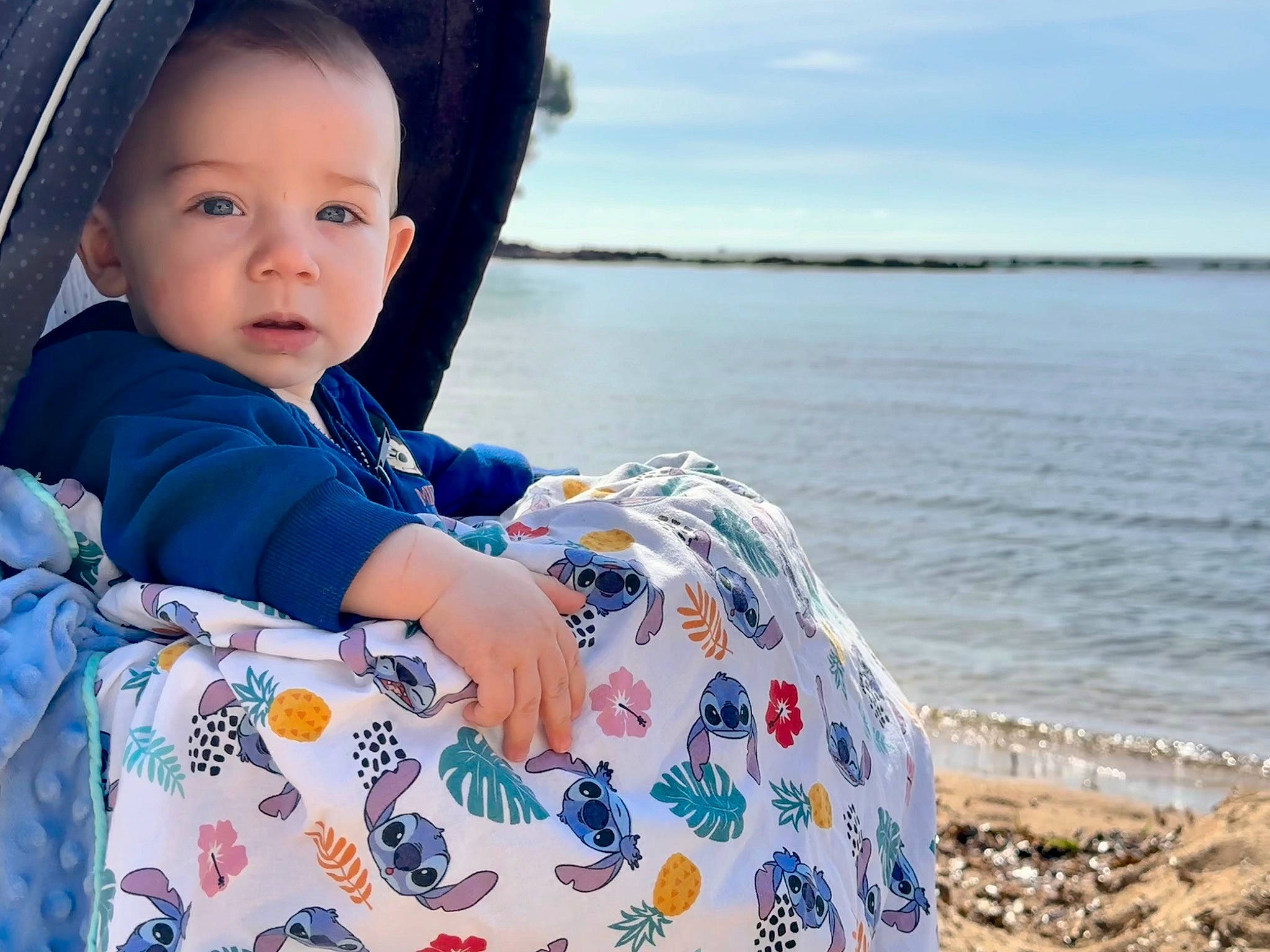Romeo participe au concours pour gagner de l'argent avec cette photo : azure, baby_toddler_clothing, child, electric_blue, eye, face, flash_photography, fun, grass, happy, iris, lake, people_in_nature, person, sitting, skin, sky, sleeve, toddler, travel