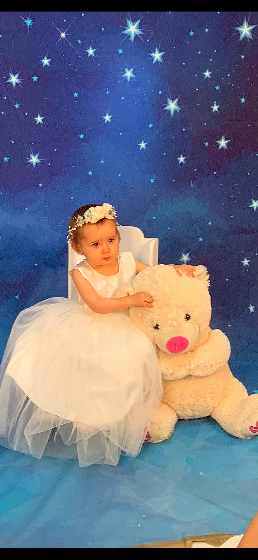 Maiva participe au concours pour gagner de l'argent avec cette photo : art, baby, bridal_accessory, child, dress, event, fashion_design, fictional_character, formal_wear, fun, gown, happy, head, headpiece, headwear, illustration, painting, person, sky, teddy_bear