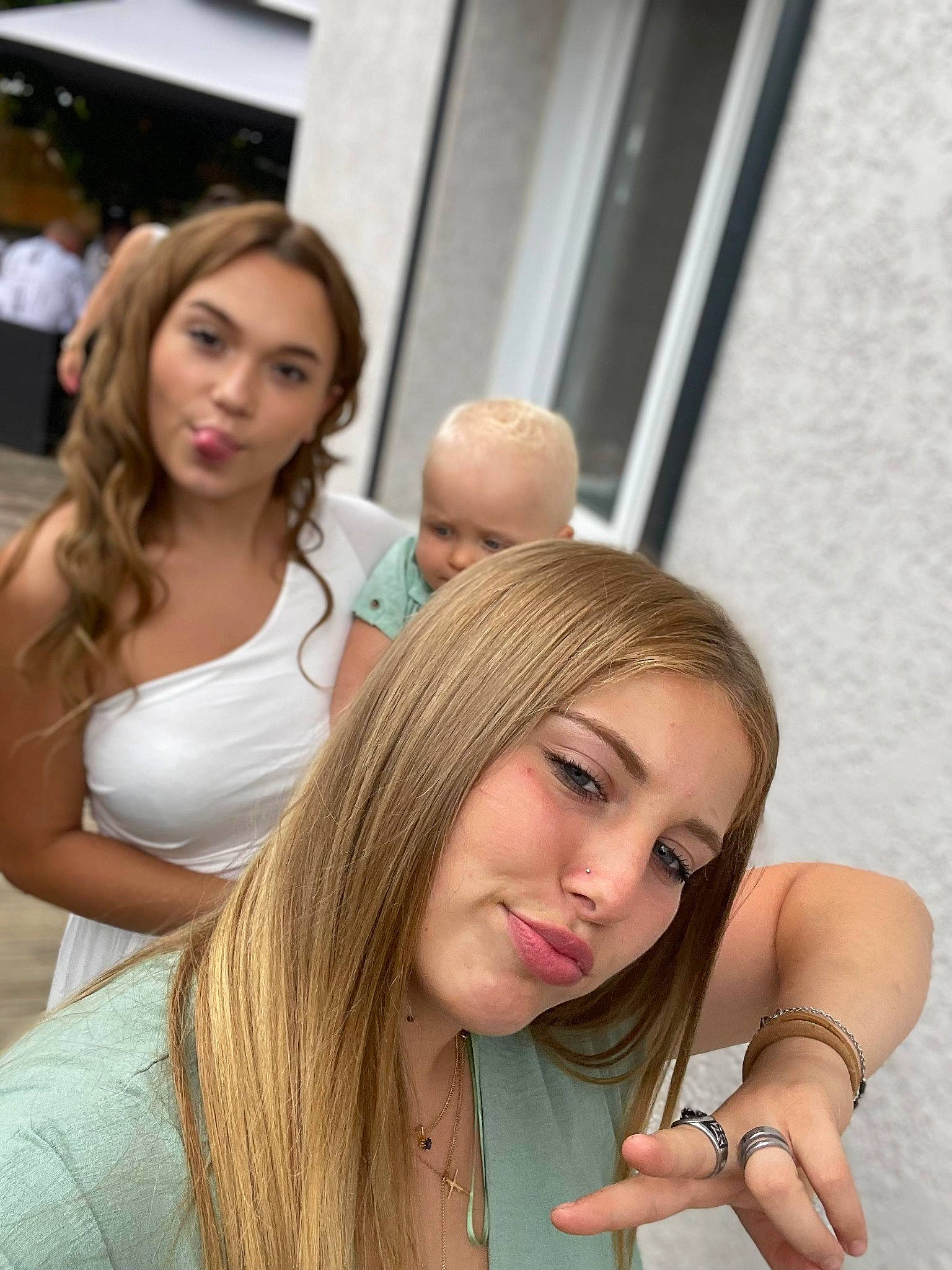 Shana a rejoint le concours — aidez-le/la à gagner de superbes lots ! bangs, beauty, blond, brown_hair, event, eyelash, eyewear, fashion_design, flash_photography, gesture, happy, jewellery, joint, layered_hair, lip, long_hair, muscle, necklace, person, shoulder