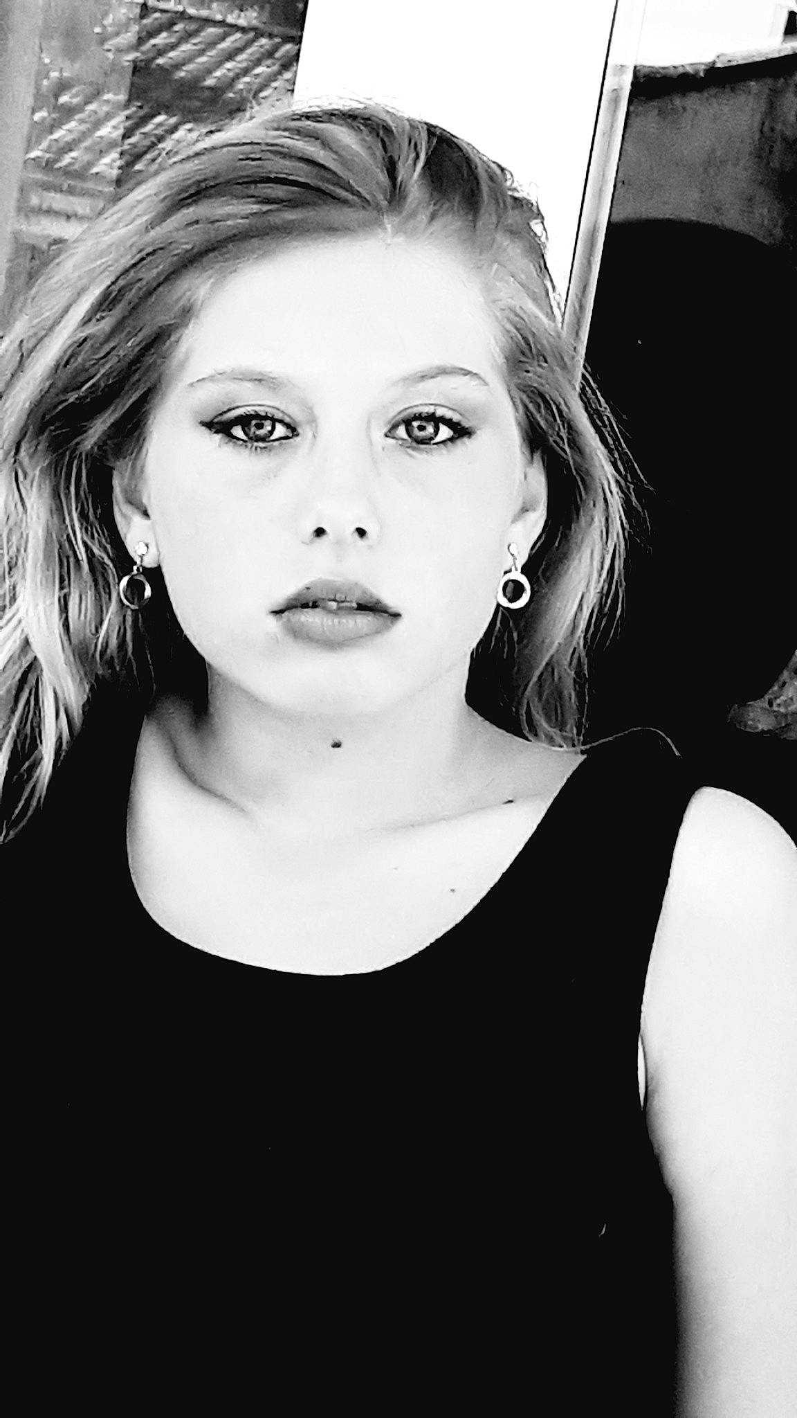 Shana participe au concours pour gagner de l'argent avec cette photo : beauty, black_and_white, blond, chin, eye, eyebrow, face, hair, hairstyle, head, lip, monochrome, monochrome_photography, nose, person, photo_shoot, photograph, photography, portrait, skin