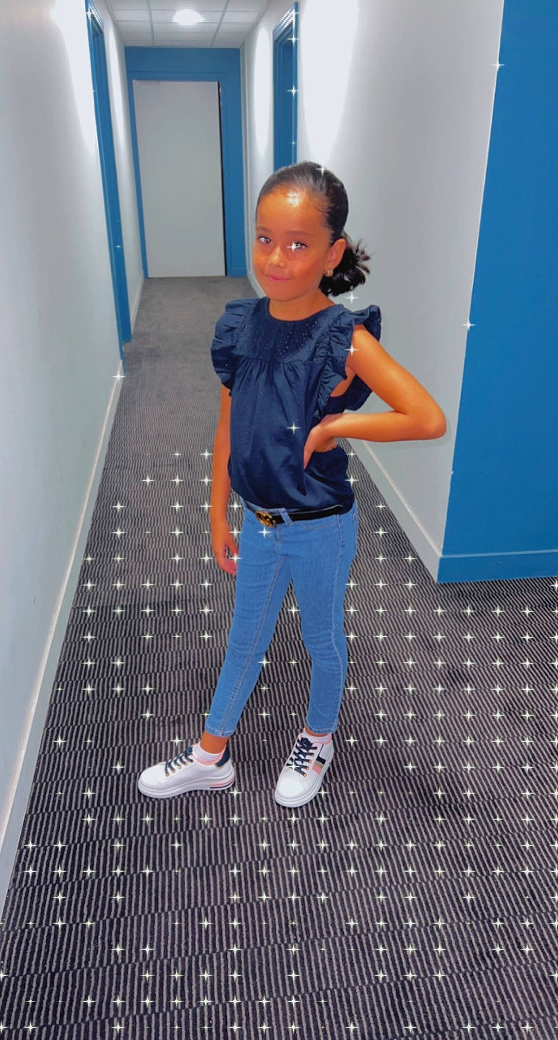 Lina participe au concours pour gagner de l'argent avec cette photo : blue, denim, electric_blue, fashion_design, floor, flooring, fun, human_leg, joint, knee, leg, pattern, person, shoe, sneakers, sportswear, sweatpant, t_shirt, toddler, waist