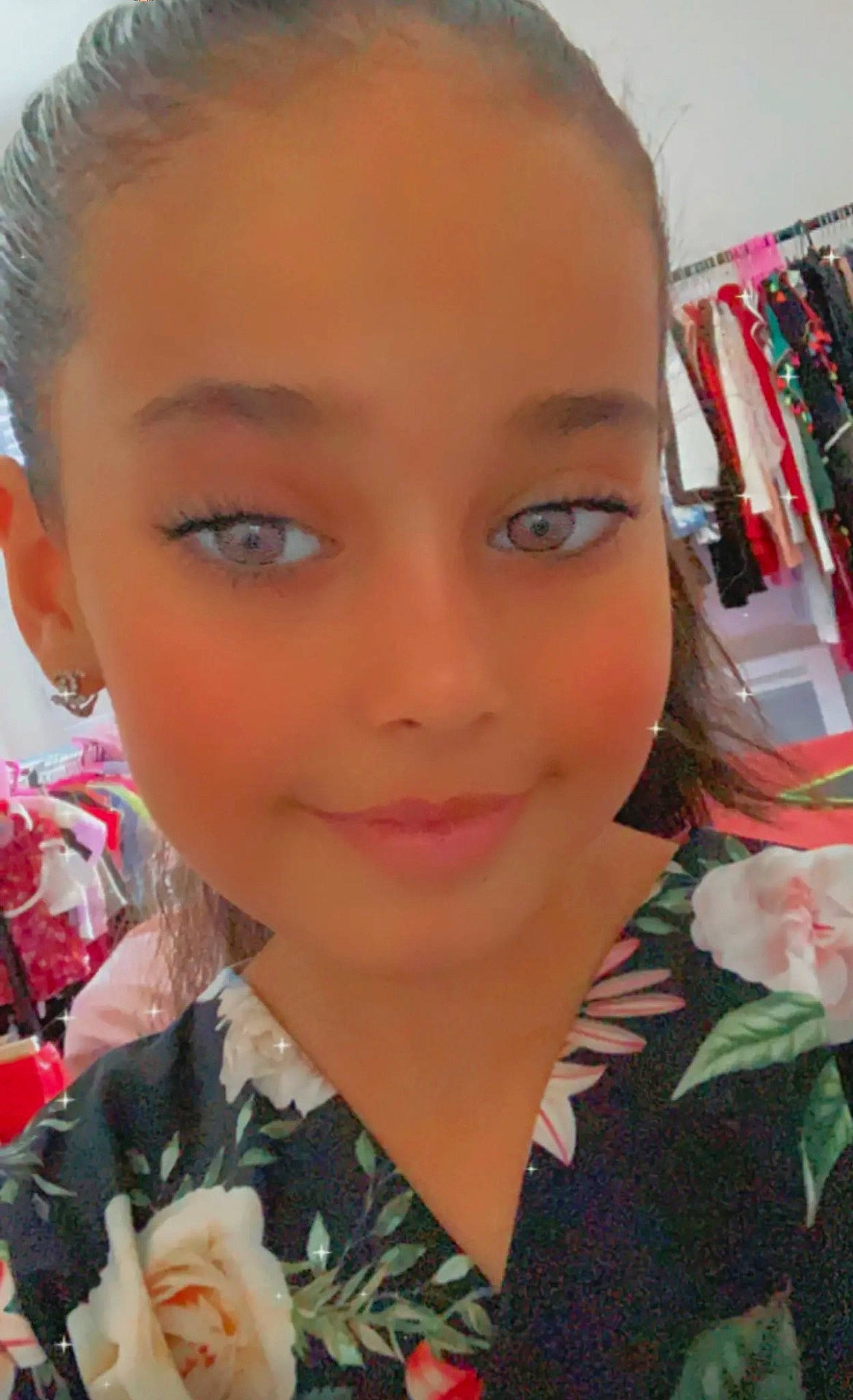 Lina participe au concours pour gagner de l'argent avec cette photo : beauty, cheek, chin, eye, eyebrow, eyelash, fashion, flower, forehead, hair, happy, iris, joy, lip, makeover, nose, organ, person, rose, skin