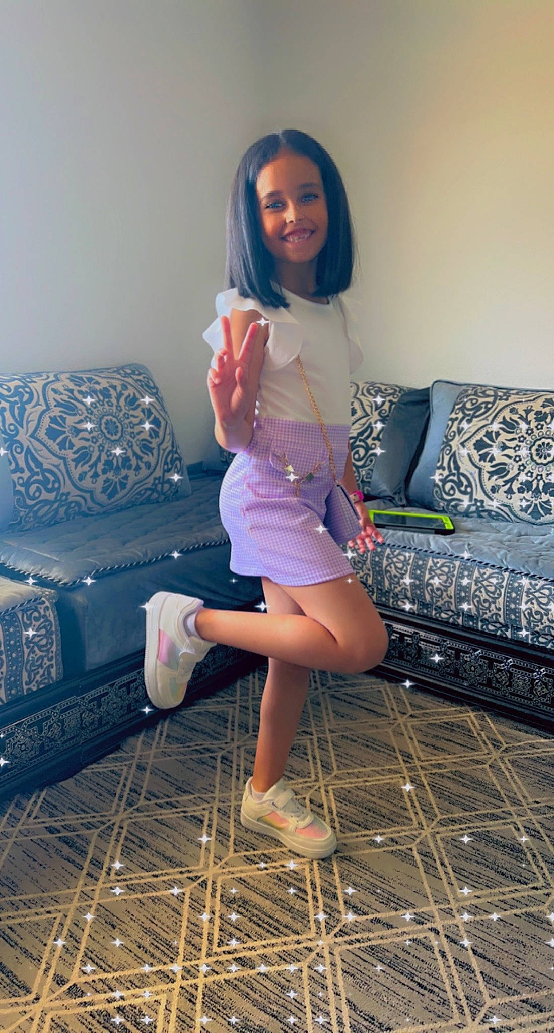 Lina participe au concours pour gagner de l'argent avec cette photo : black_hair, blue, comfort, cool, couch, fashion_design, flash_photography, floor, flooring, hairstyle, happy, human_body, joy, knee, leg, person, shoe, shoulder, smile, studio_couch