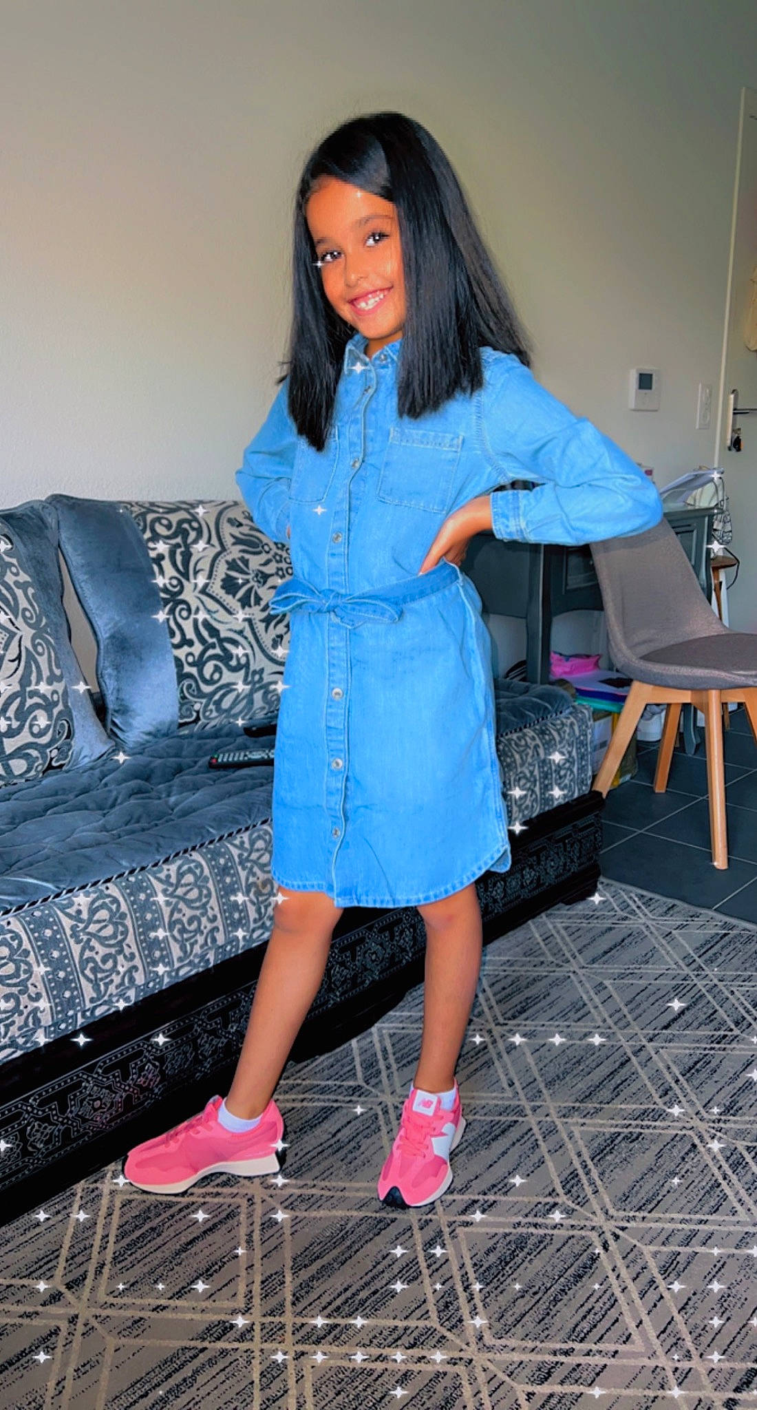 Lina participe au concours pour gagner de l'argent avec cette photo : azure, beauty, black_hair, cool, electric_blue, fashion, fashion_design, flooring, hairstyle, joint, joy, knee, long_hair, person, purple, shoe, shoulder, sleeve, standing, style