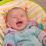 Jade participe au concours pour gagner de l'argent avec cette photo : baby, laughing, child, infant, jacket, pastel_colors, baby_seat, colorful, happy, smiling, cozy, indoor, cute, young_child, face, hand, clothing, seatbelt, playful, portrait