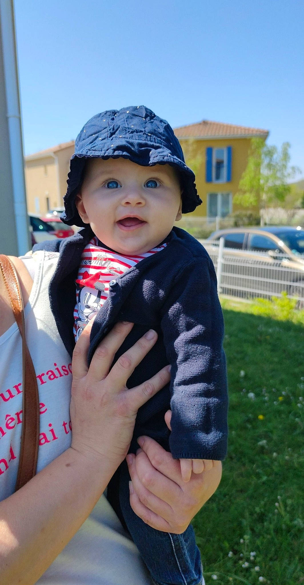 Leya participe au concours pour gagner de l'argent avec cette photo : blue, cap, cool, electric_blue, face, finger, fun, gesture, grass, hand, happy, hat, headwear, leisure, outerwear, person, plant, recreation, sky, street_fashion