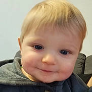 Gabriel a rejoint le concours — aidez-le/la à gagner de superbes lots ! baby, blond_hair, blue_eyes, button, cheeks, child, closeup, clothing, couch, cute, face, head, hoodie, indoor, person, portrait, seat, smile, toddler, young