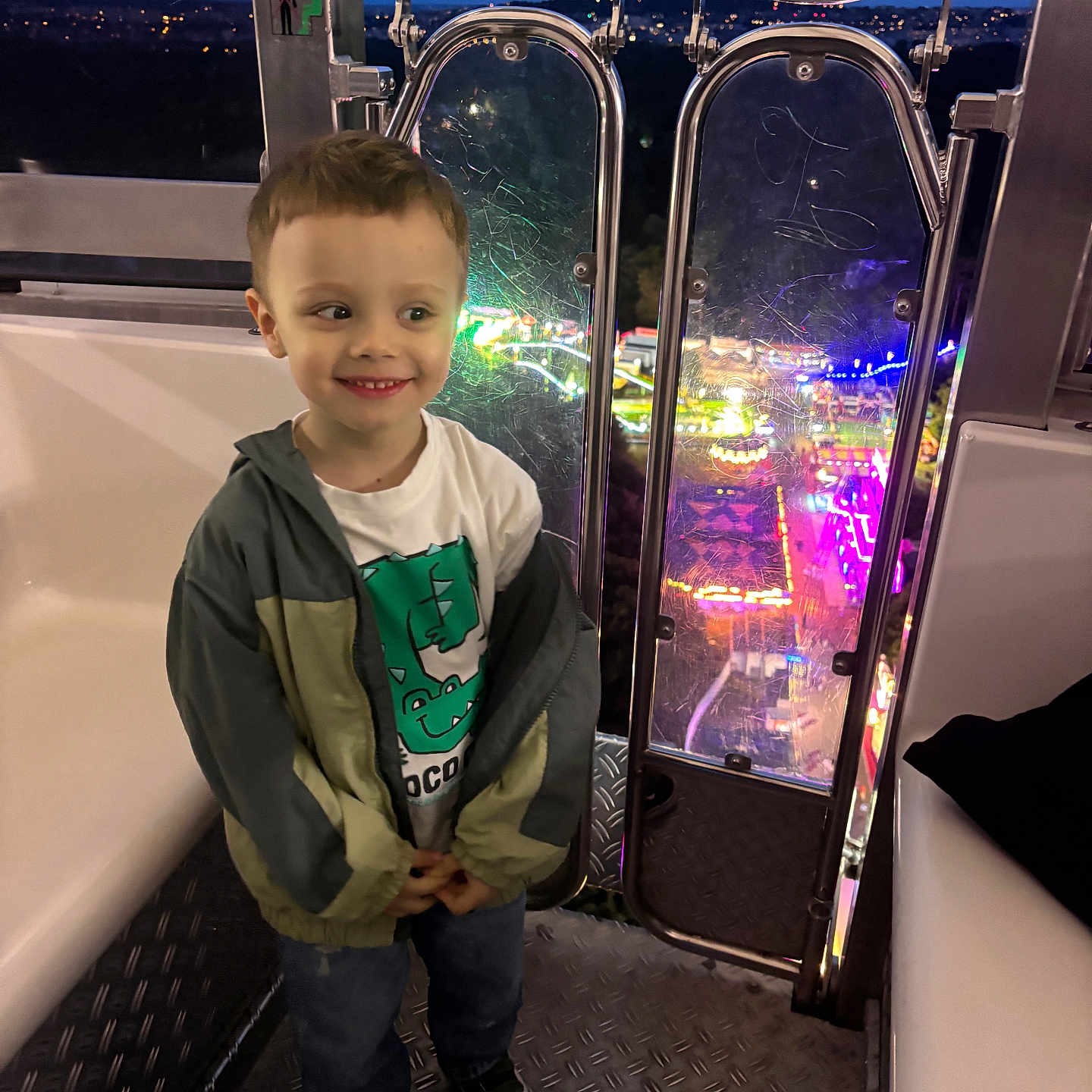 Artem a rejoint le concours — aidez-le/la à gagner de superbes lots ! amusement_park, background, boy, cabin, child, ferris_wheel, glass, happy, jacket, jeans, lights, metal, night, playful, portrait, scratched, smiling, sneakers, standing, tshirt