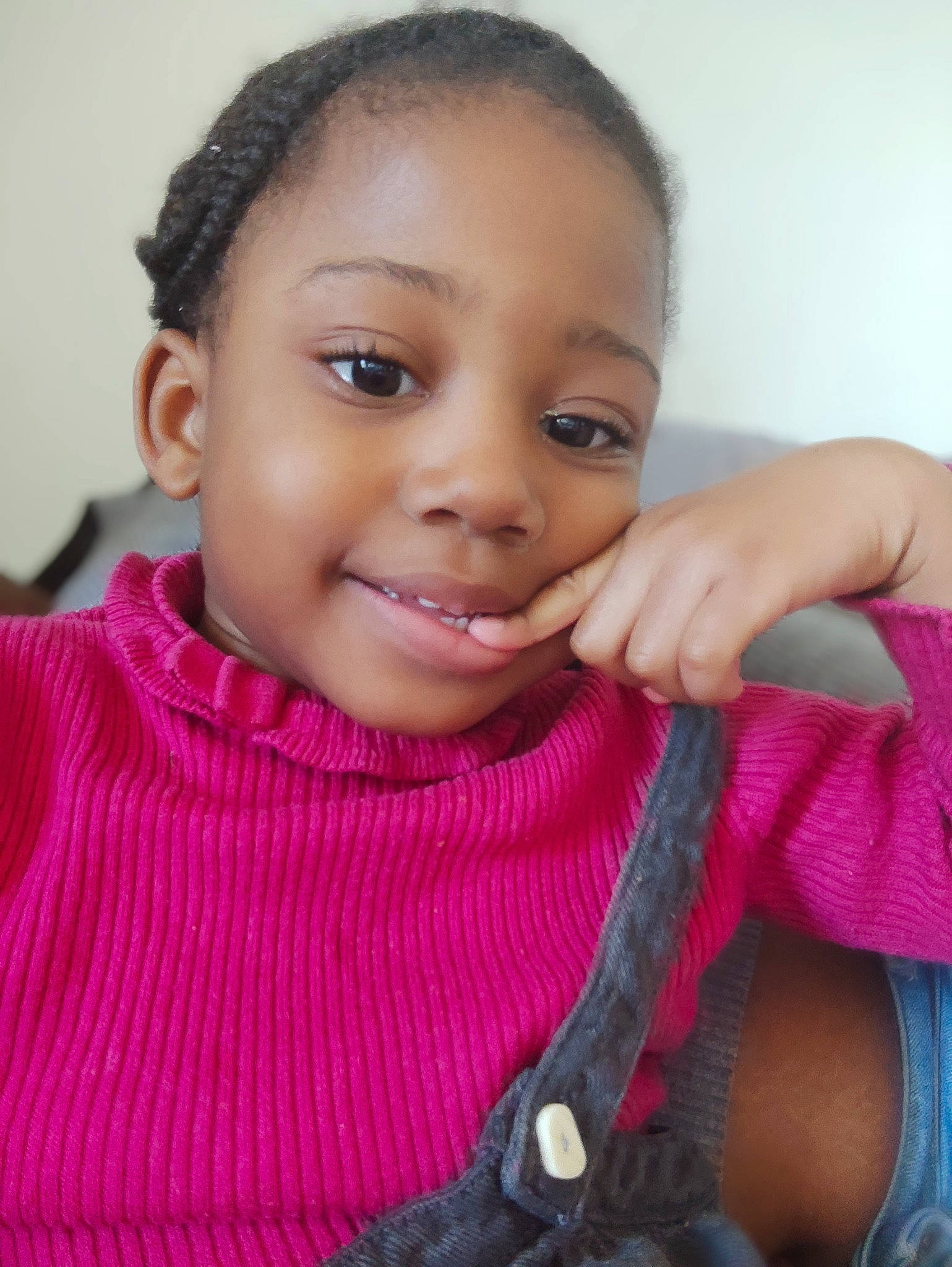 Leïla participe au concours pour gagner de l'argent avec cette photo : cheek, child, eyelash, facial_expression, fashion_accessory, fun, gesture, happy, jewellery, joy, lip, magenta, nail, neck, nose, person, pink, skin, sleeve, smile
