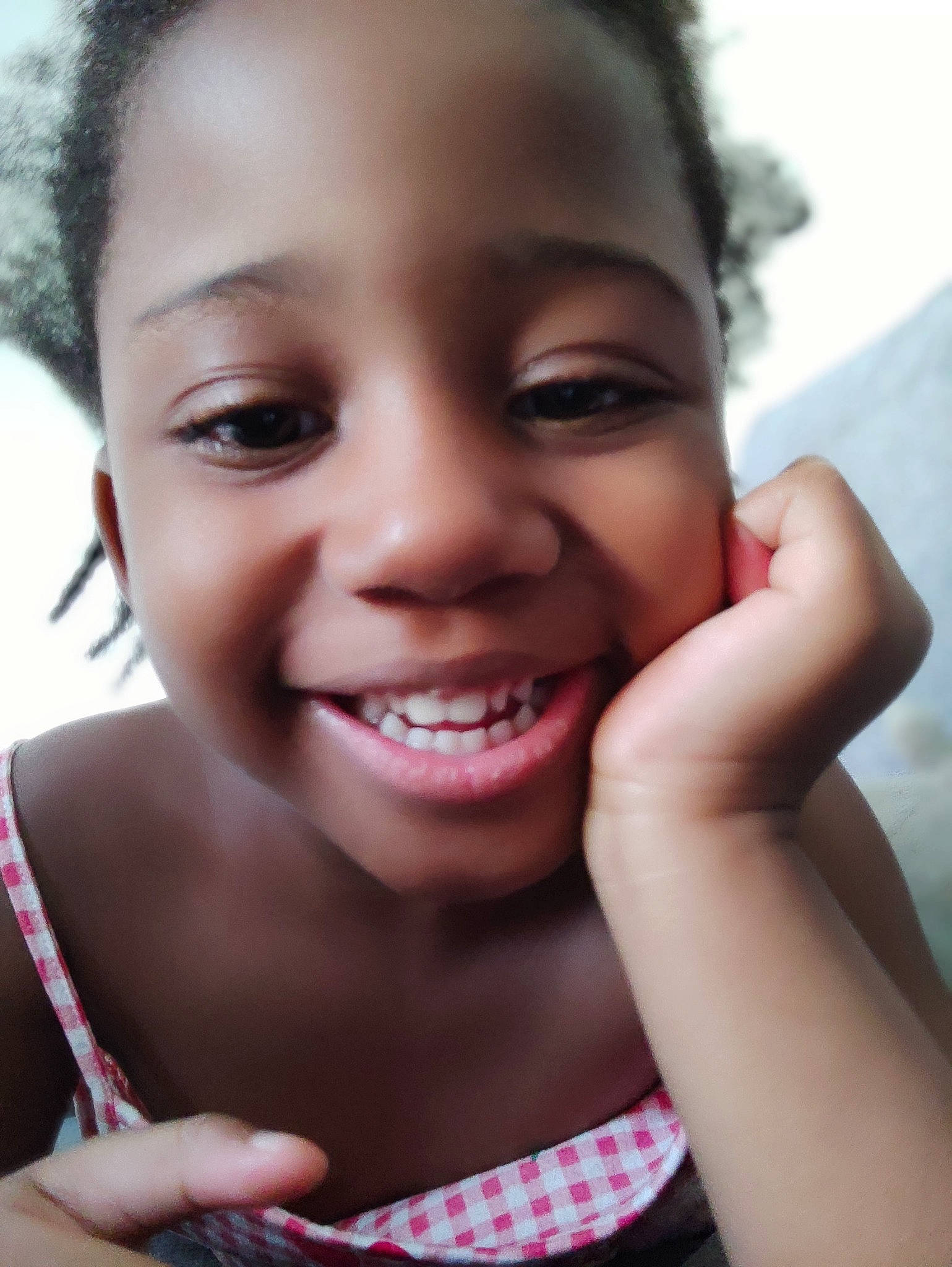 Leïla a rejoint le concours — aidez-le/la à gagner de superbes lots ! cheek, chin, eye, eyebrow, eyelash, facial_expression, flash_photography, forehead, gesture, hand, happy, human, iris, jaw, joy, lip, mouth, nose, person, skin