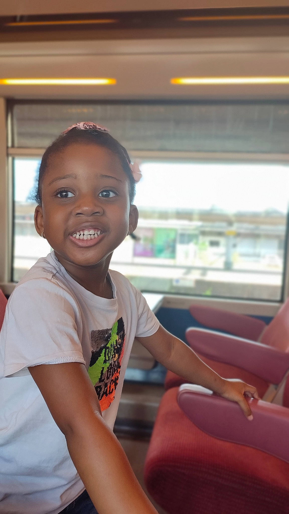 Leïla a rejoint le concours — aidez-le/la à gagner de superbes lots ! auto_part, car_seat, child, driving, family_car, fun, happy, laugh, leisure, luxury_vehicle, person, public_transport, room, sitting, skin, smile, t_shirt, toddler, travel, vacation