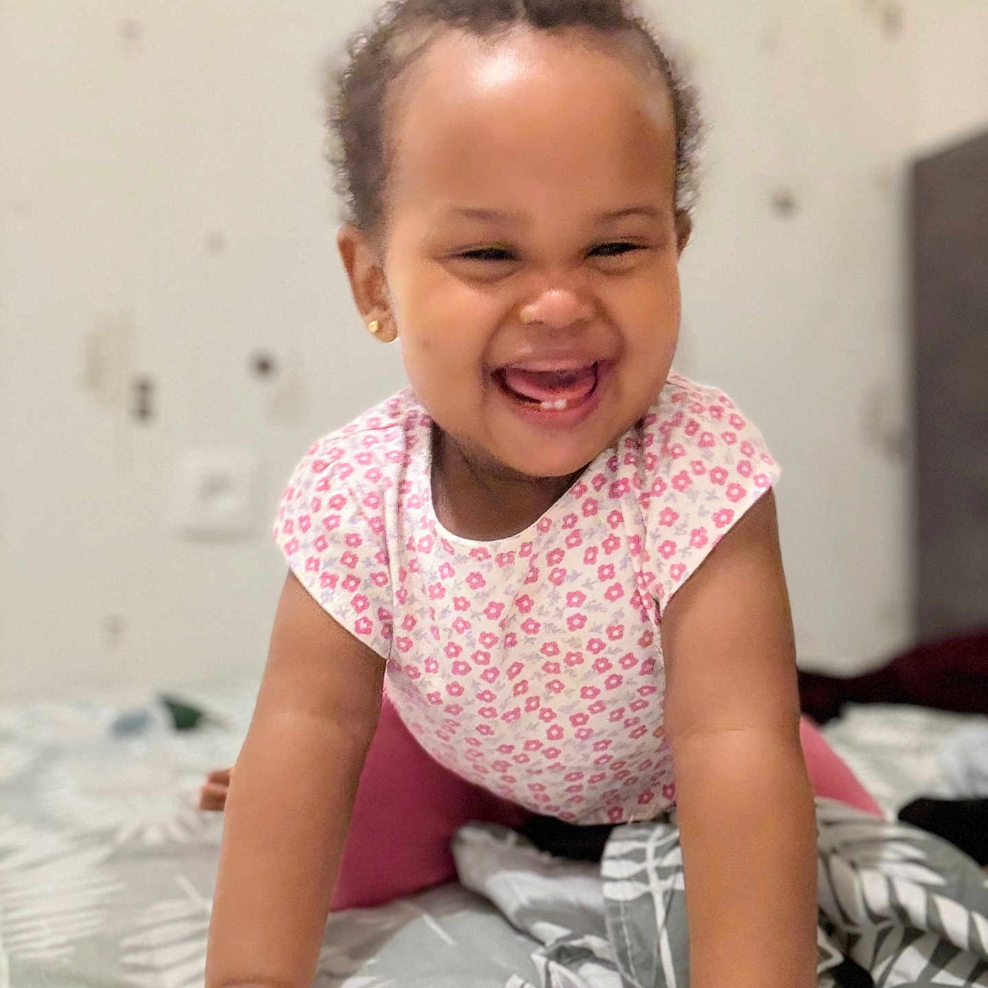 Houraye a rejoint le concours — aidez-le/la à gagner de superbes lots ! baby, toddler, child, smile, laughing, crawling, pink_clothing, curly_hair, earrings, bed, blanket, indoor, happy, cute, person, portrait, infant, young_child, home, playful