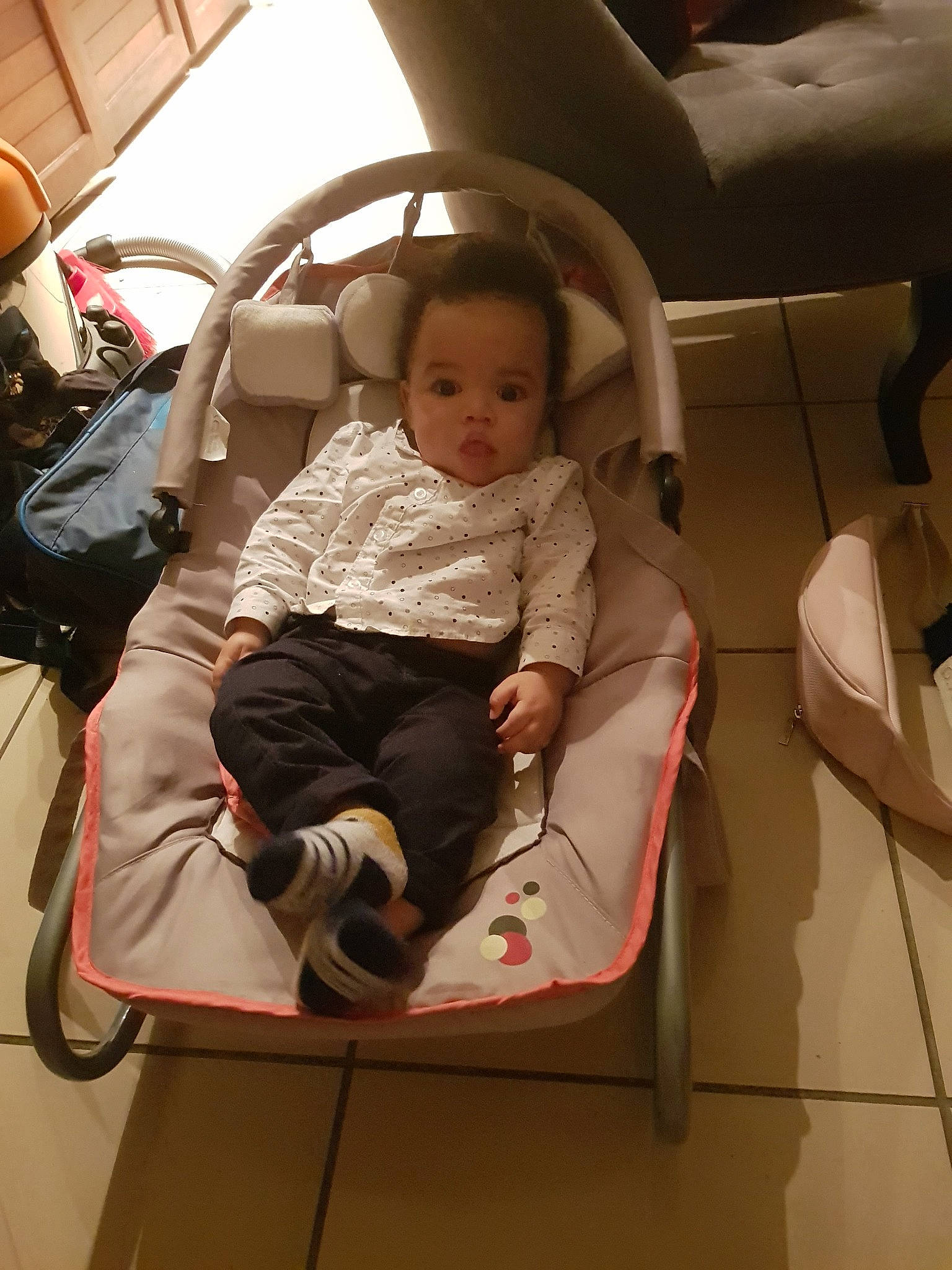 Edward participe au concours pour gagner de l'argent avec cette photo : baby_carriage, baby_products, car_seat, chair, child, day, fun, furniture, girl, infant, leg, person, product, sitting, skin, toddler