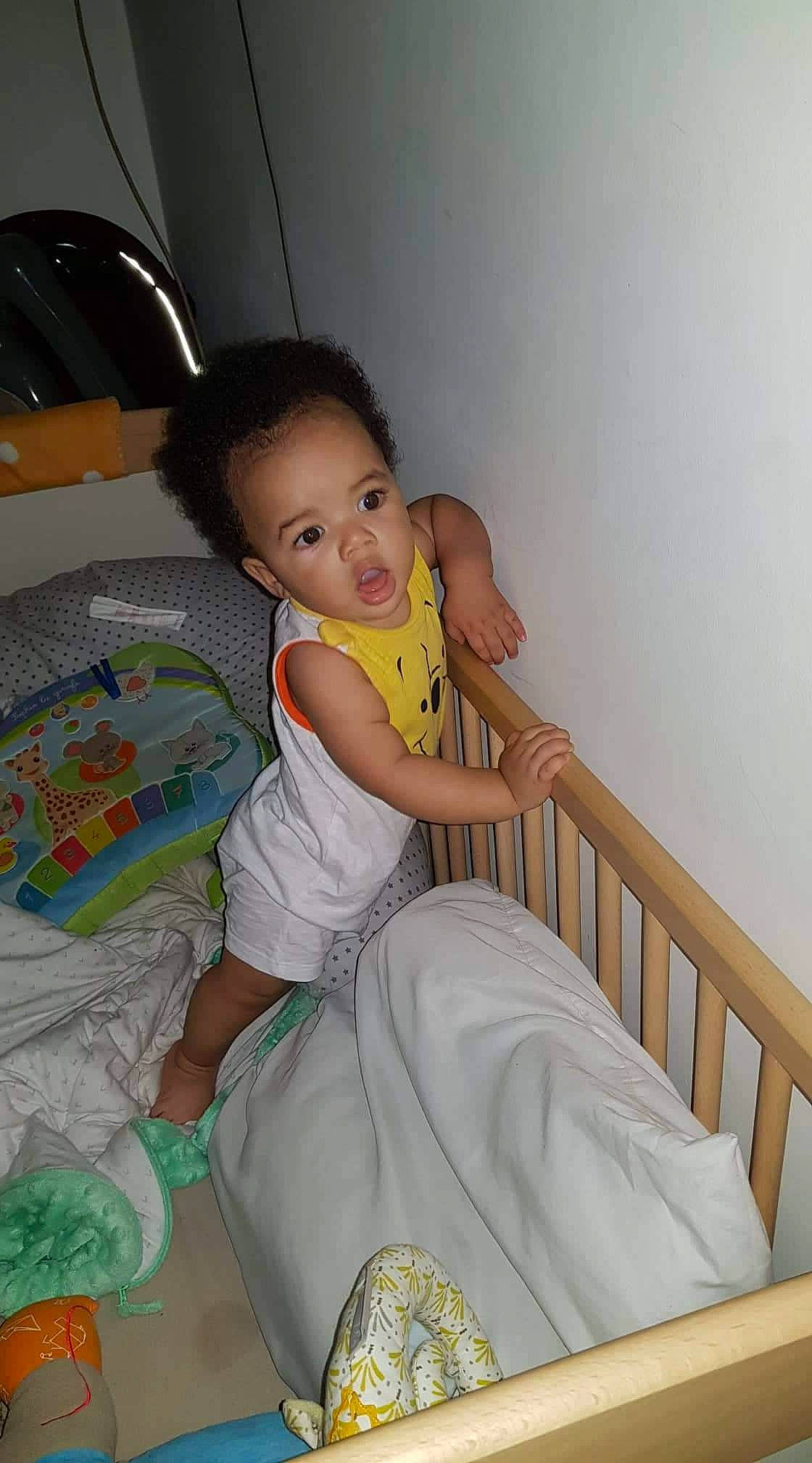 Edward a rejoint le concours — aidez-le/la à gagner de superbes lots ! arm, baby_products, bed, child, day, eye, furniture, girl, hairstyle, infant, infant_bed, leg, mouth, organ, person, product, sitting, skin, textile, toddler