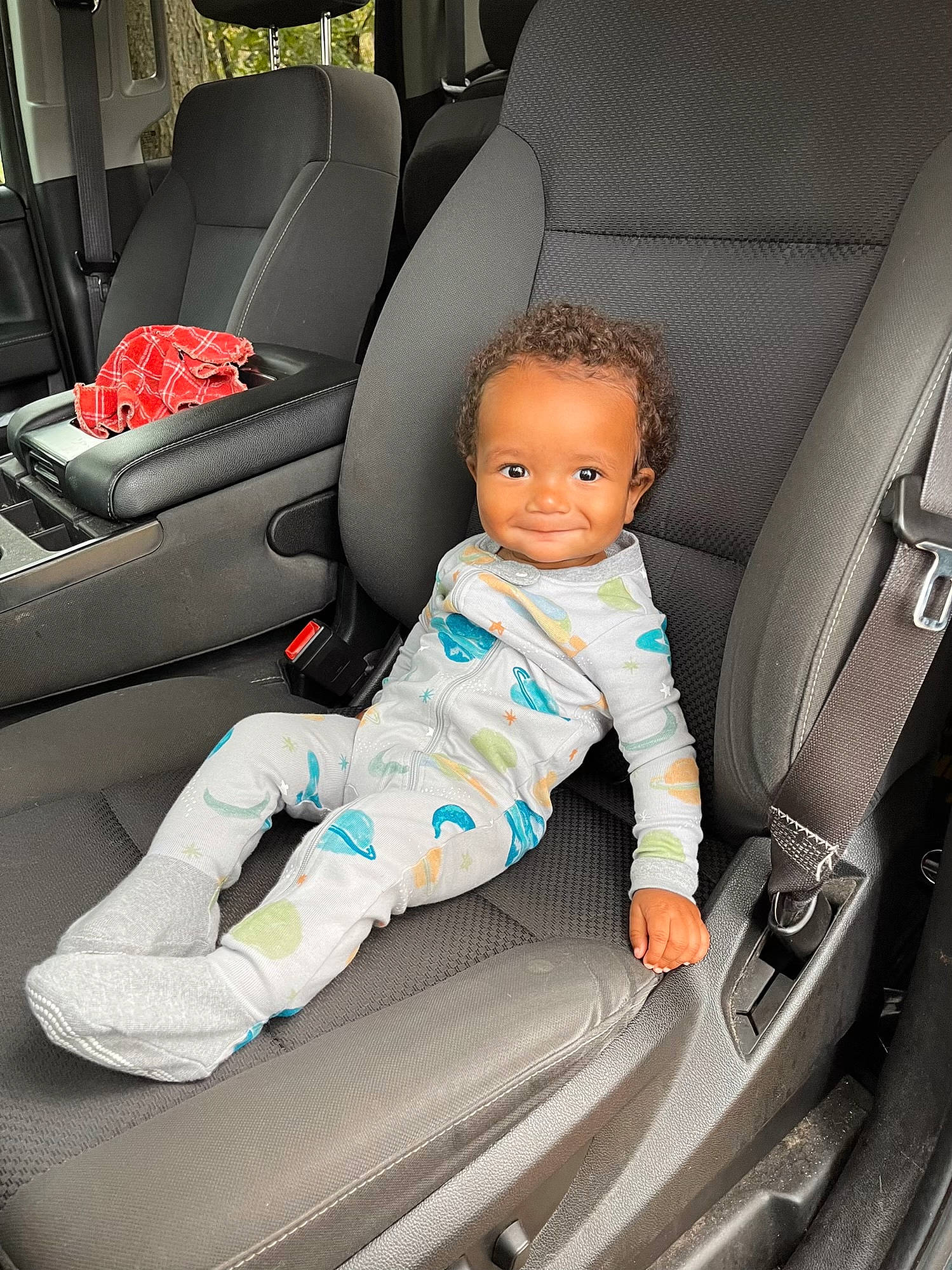 Neo is registered to the contest to win money with this photo: auto_part, automotive_design, automotive_exterior, car, car_seat, car_seat_cover, comfort, family_car, head_restraint, joy, mode_of_transport, motor_vehicle, person, personal_luxury_car, plant, sneakers, steering_part, steering_wheel, tints_and_shades, toddler
