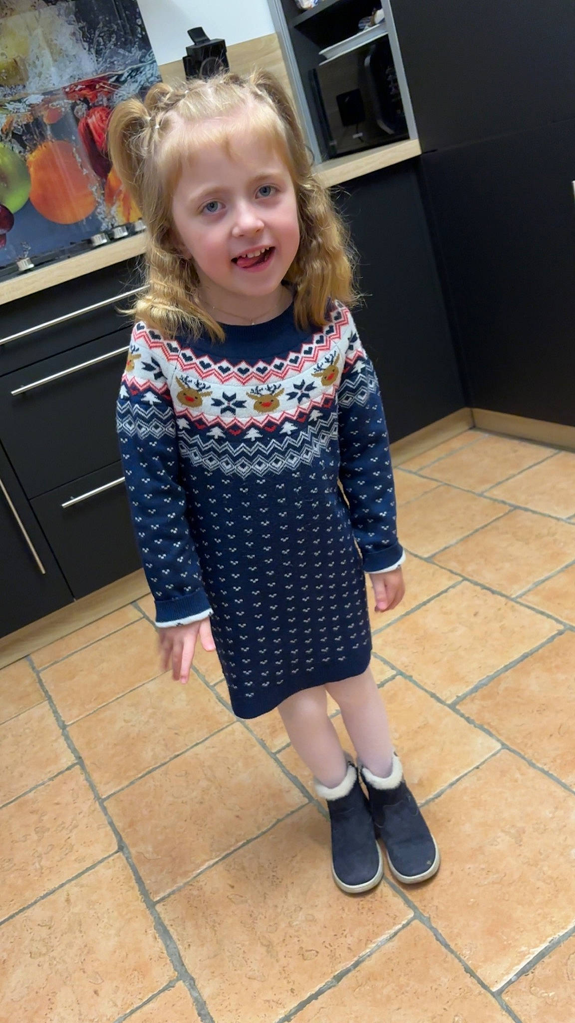 Victoire a rejoint le concours — aidez-le/la à gagner de superbes lots ! baby_toddler_clothing, child, dress, face, floor, flooring, hair, hairstyle, happy, head, joint, joy, neck, pattern, person, shoe, shoulder, sleeve, smile, textile