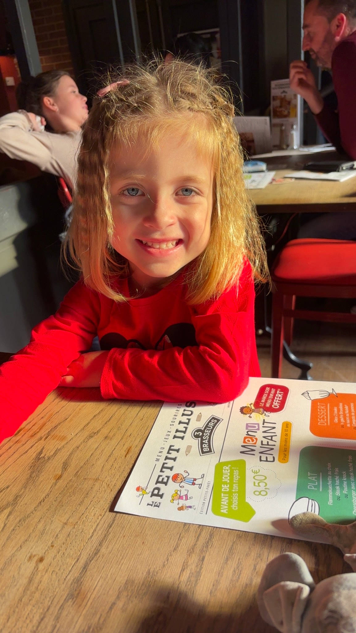 Victoire a rejoint le concours — aidez-le/la à gagner de superbes lots ! chair, child, desk, event, flooring, fun, happy, hardwood, joy, person, recreation, room, sitting, smile, t_shirt, table, toddler, tree, varnish, wood