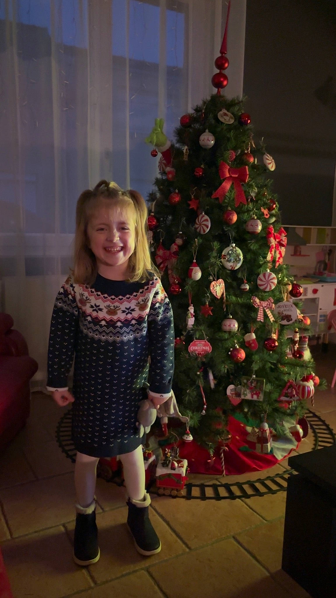 Victoire a rejoint le concours — aidez-le/la à gagner de superbes lots ! baby_toddler_clothing, christmas, christmas_decoration, christmas_eve, christmas_ornament, christmas_tree, conifer, event, evergreen, fun, happy, holiday, holiday_ornament, joy, ornament, person, plant, room, smile, sock