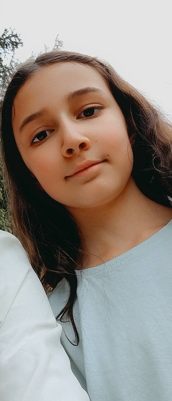 Lilya participe au concours pour gagner de l'argent avec cette photo : black_hair, cheek, chin, close_up, eyebrow, eyelash, face, flash_photography, forehead, happy, iris, jaw, joy, layered_hair, lip, long_hair, mouth, nose, person, skin