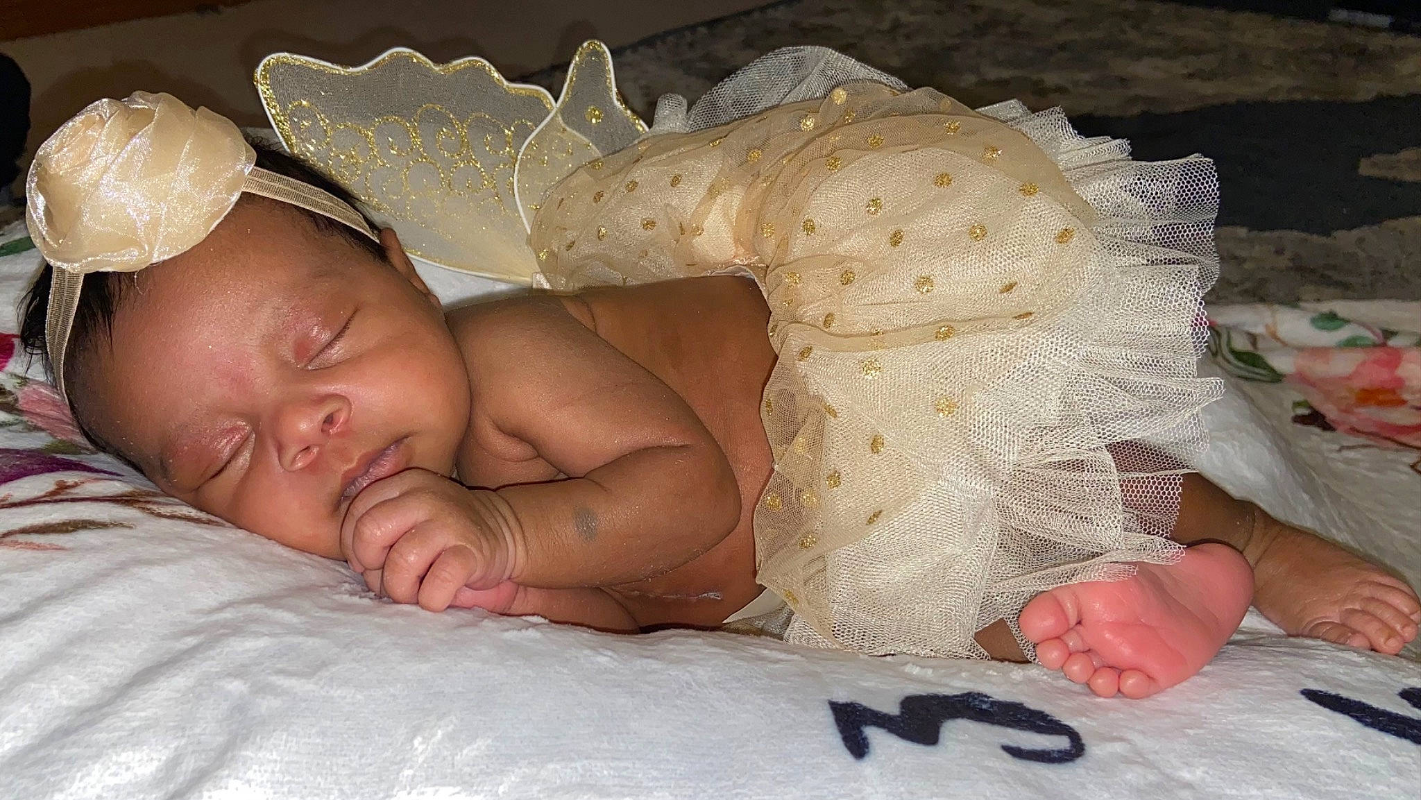 Timia is registered to the contest to win money with this photo: abdomen, baby, baby_sleeping, baby_toddler_clothing, bedding, bedtime, child, comfort, event, finger, flesh, hand, headpiece, human_body, linens, nap, pattern, person, skin, textile