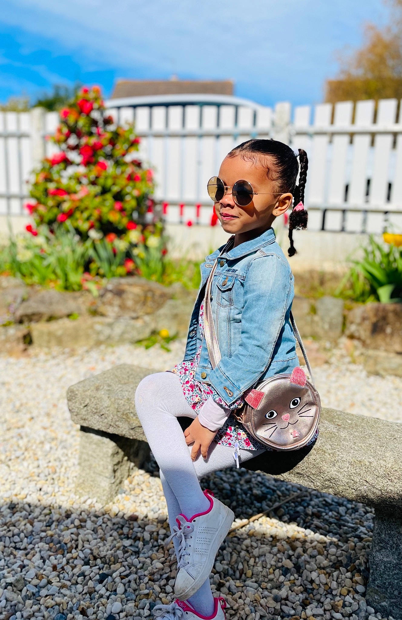 Iris participe au concours pour gagner de l'argent avec cette photo : eyewear, footwear, glasses, grass, hair, hairstyle, happy, head, knee, leg, outerwear, people_in_nature, person, plant, shoe, sky, sleeve, street_fashion, sunglasses, thigh