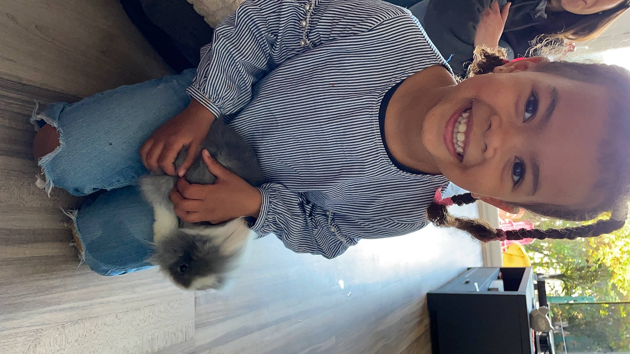 Iris participe au concours pour gagner de l'argent avec cette photo : child, cool, eyewear, finger, fun, gesture, happy, hat, joy, laugh, leisure, mouth, nail, person, sitting, smile, sunglasses, toddler, tree, vacation