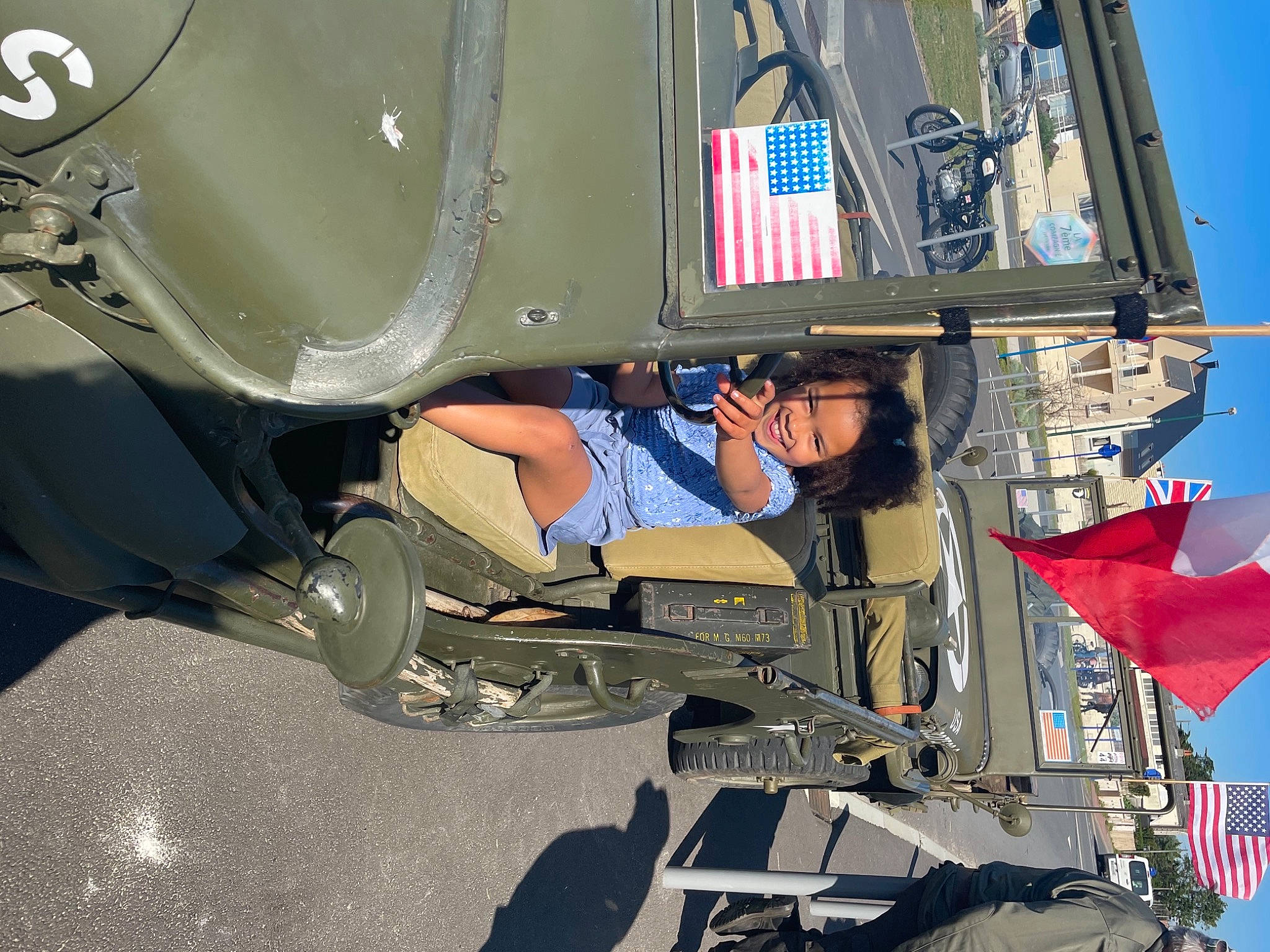 Iris a rejoint le concours — aidez-le/la à gagner de superbes lots ! auto_part, automotive_design, automotive_exterior, automotive_lighting, automotive_tire, automotive_wheel_system, bumper, car, engineering, fender, gas, hood, joy, mode_of_transport, motor_vehicle, person, rim, rolling, tire, vehicle