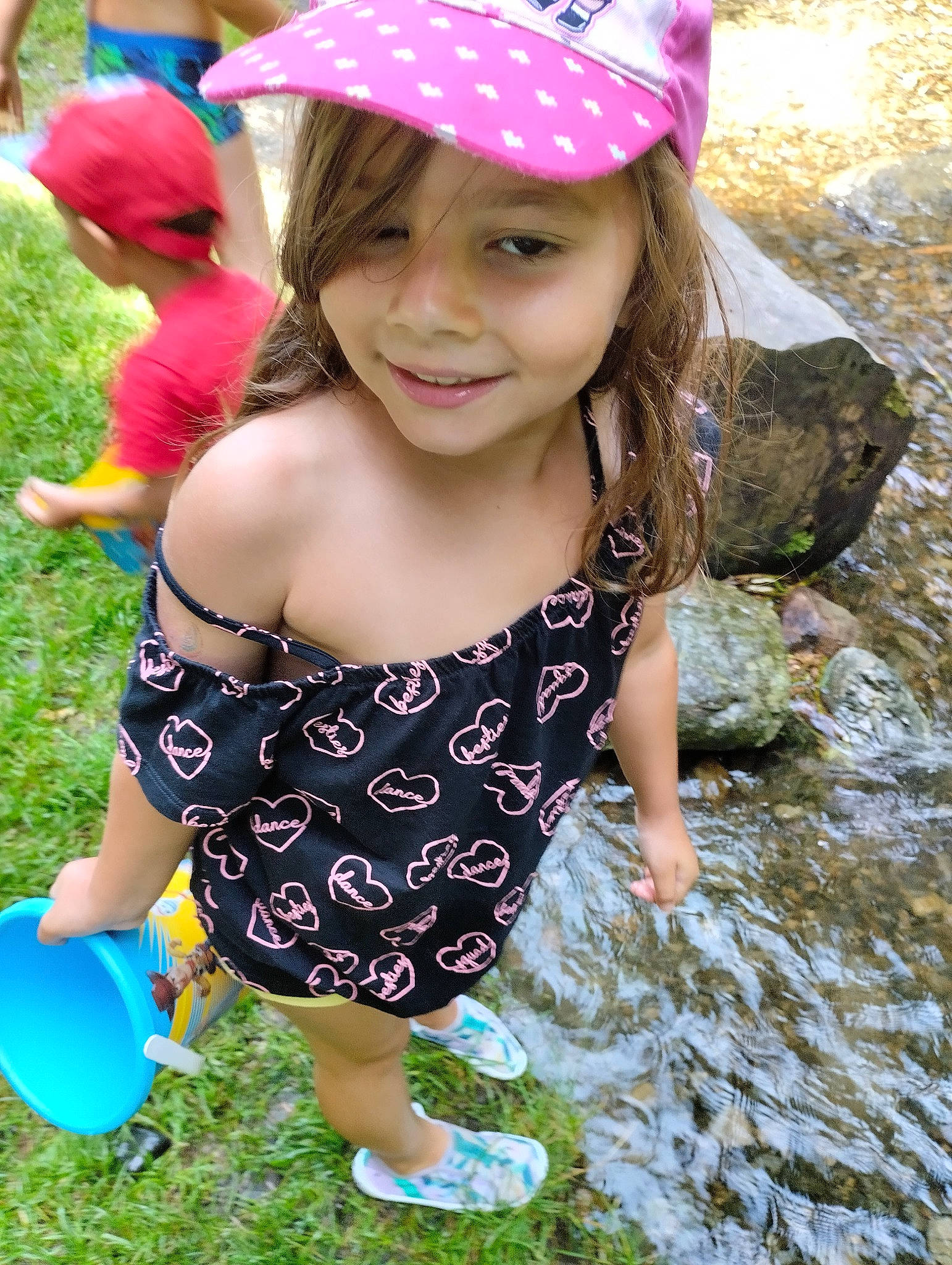 Lorena a rejoint le concours — aidez-le/la à gagner de superbes lots ! balloon, cap, child, event, fun, grass, green, happy, hat, headwear, joy, leisure, magenta, people_in_nature, person, photograph, pink, recreation, shorts, smile