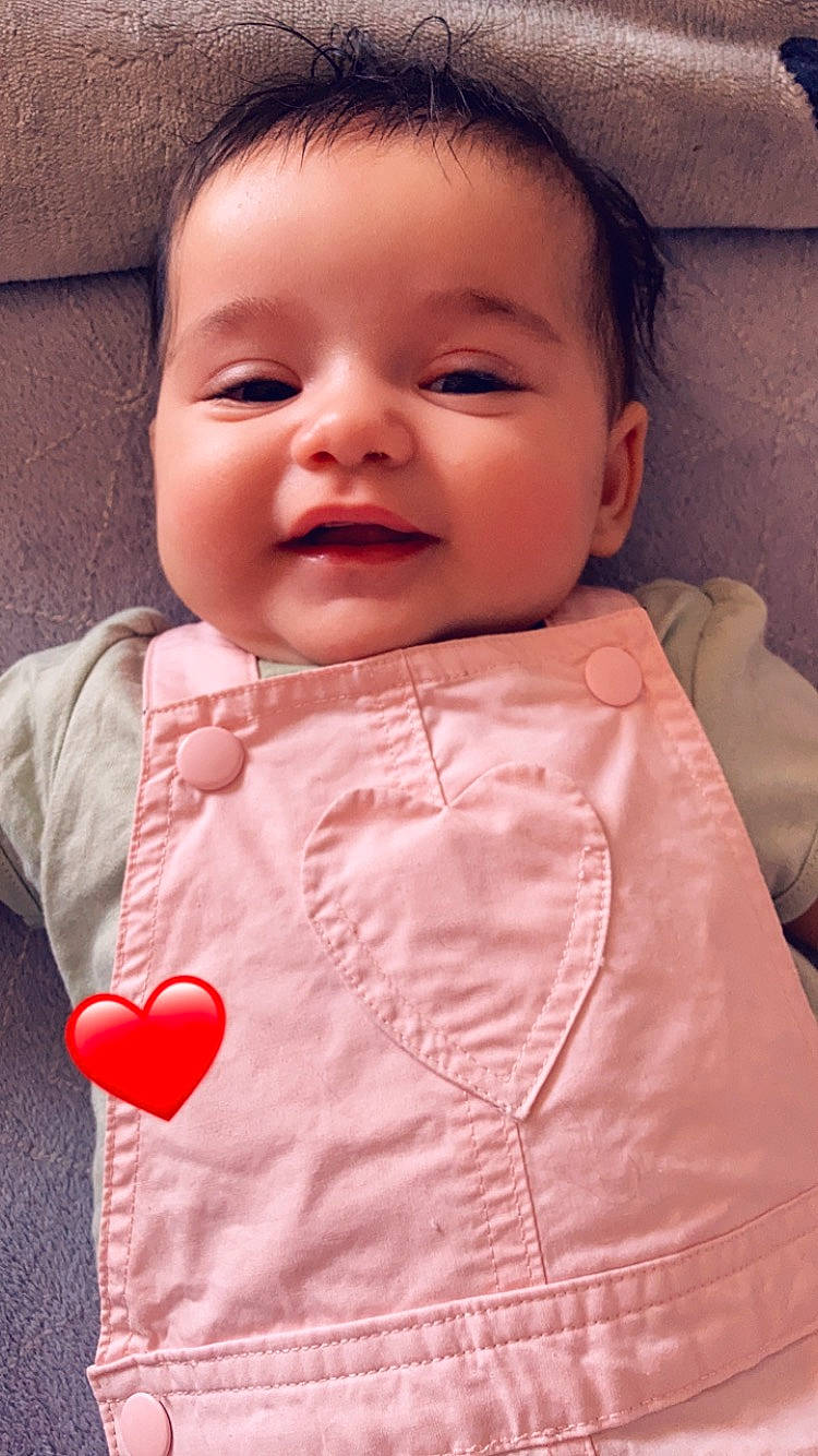 Elya a rejoint le concours — aidez-le/la à gagner de superbes lots ! baby_toddler_clothing, cheek, chin, collar, hairstyle, happy, iris, lip, mouth, neck, nose, outerwear, person, pink, product, shoulder, skin, sleeve, smile, standing