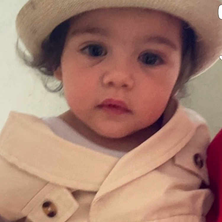 Elya a rejoint le concours — aidez-le/la à gagner de superbes lots ! accessories, baby, baseballcap, bonnet, cap, clothing, coat, costume, earring, face, hat, head, hood, jacket, overcoat, person, photography, portrait, selfie, sunhat