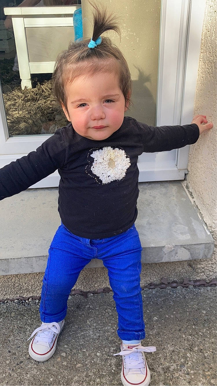 Elya a rejoint le concours — aidez-le/la à gagner de superbes lots ! baby, baby_toddler_clothing, blue, child, cool, denim, electric_blue, eye, face, fun, happy, pattern, person, purple, shoe, sitting, sleeve, smile, sneakers, toddler