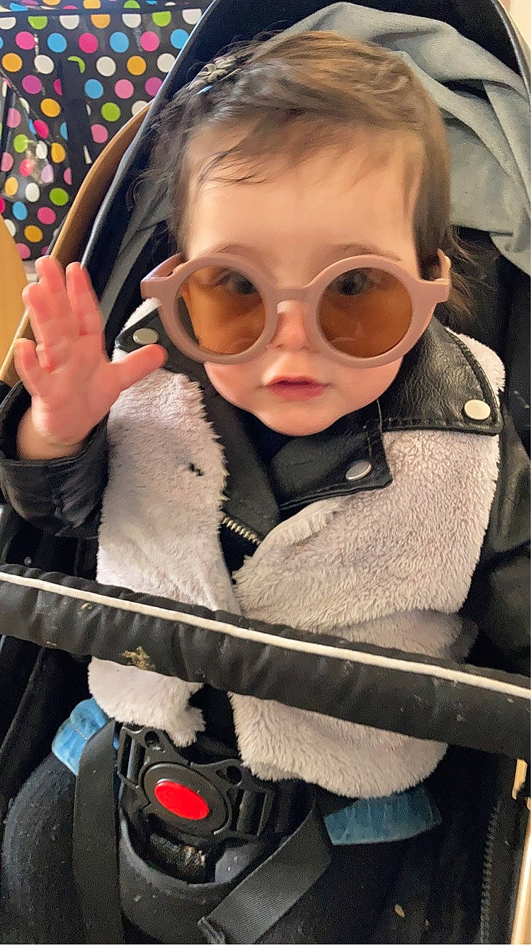 Elya a rejoint le concours — aidez-le/la à gagner de superbes lots ! baby, baby_carriage, baby_products, car_seat, cheek, child, eyewear, facial_expression, gesture, goggles, happy, head, lip, nose, person, personal_protective_equipment, sitting, skin, sunglasses, toddler
