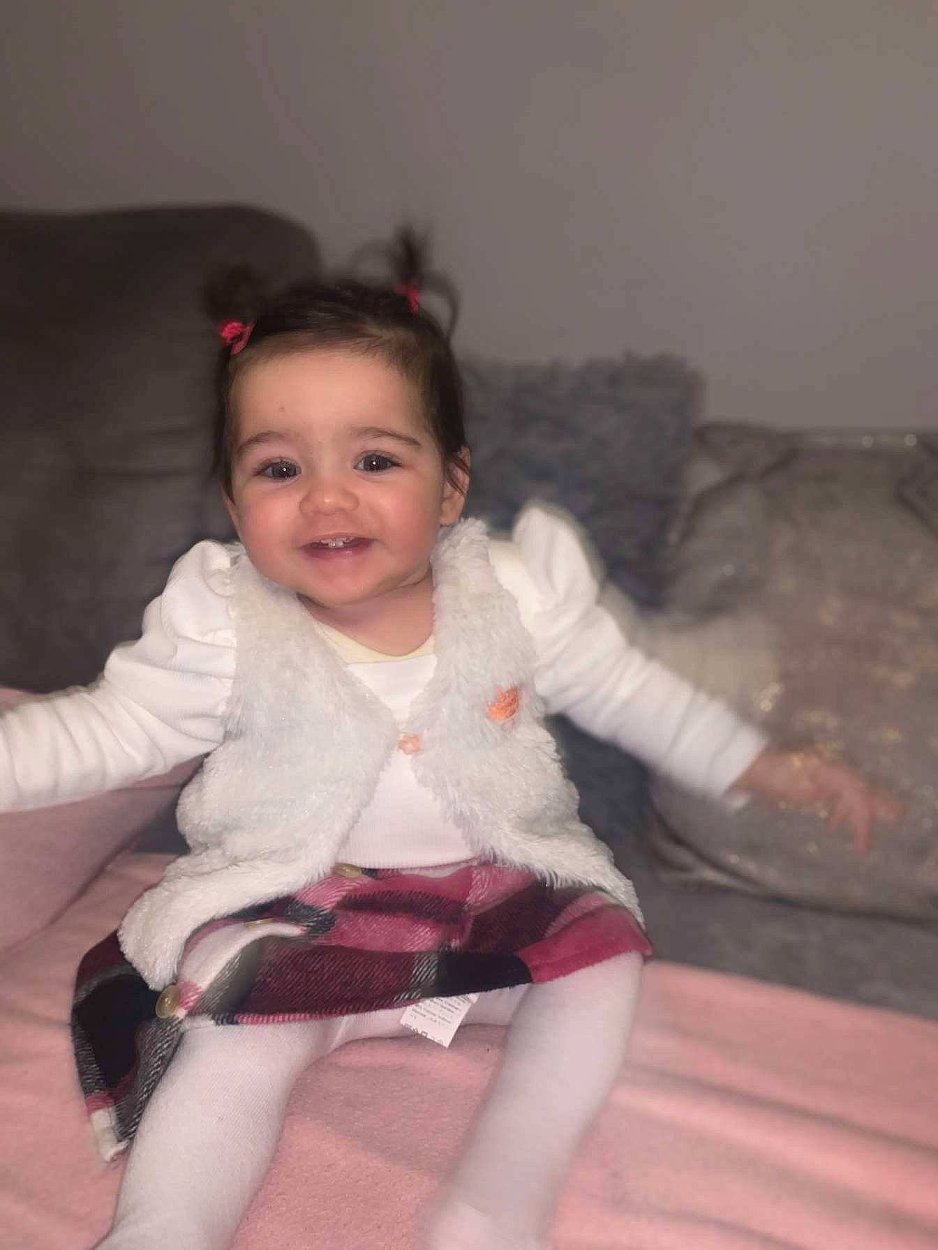 Elya a rejoint le concours — aidez-le/la à gagner de superbes lots ! baby_toddler_clothing, cheek, child, comfort, eye, face, finger, flash_photography, fun, happy, head, human_leg, joy, lap, leg, person, sitting, skin, sleeve, smile