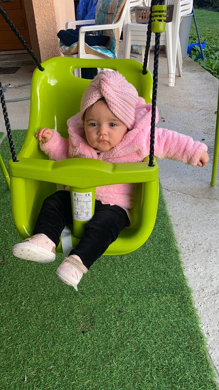 Elya a rejoint le concours — aidez-le/la à gagner de superbes lots ! baby, baby_toddler_clothing, chair, child, comfort, fun, grass, green, happy, headwear, lawn, leisure, outdoor_furniture, people_in_nature, person, plant, play, public_space, recreation, sitting