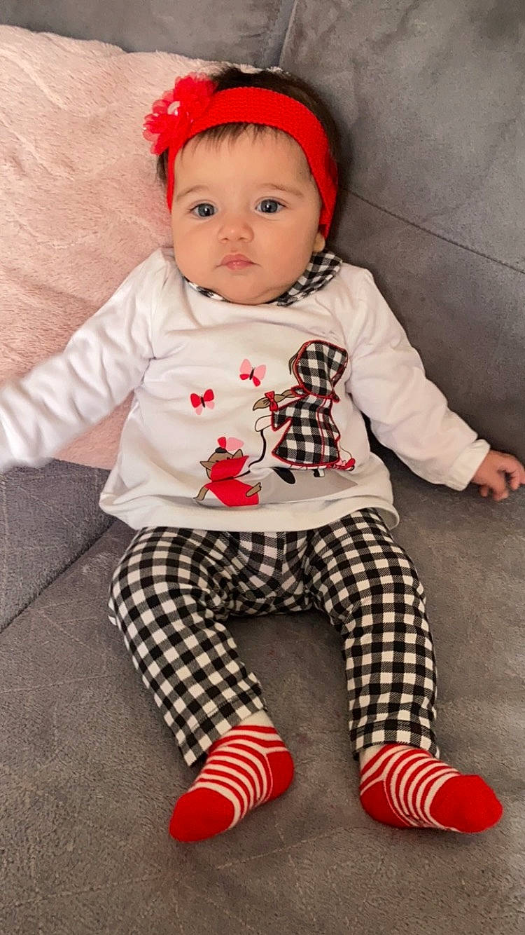 Elya a rejoint le concours — aidez-le/la à gagner de superbes lots ! baby, baby_toddler_clothing, cap, carmine, child, christmas, clothing, face, happy, hat, head, headwear, holiday, pattern, person, plaid, sitting, sleeve, sock, t_shirt
